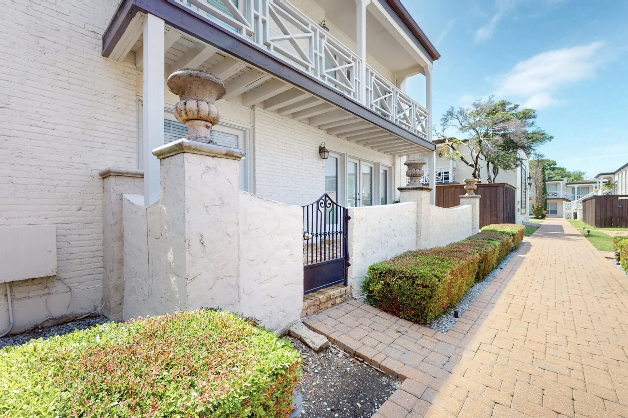 Condominium For Rent in Dallas County , 5919 E University Boulevard 238, Dallas, Texas 75206, 2 Bedroom, 2 Bathroom, Garage spaces, 1,065 Sqft, built in 1964, mls#21419622, Real Estate Agent in Dallas, Homes For Rent in Dallas county, Homes For Rent in Dallas, Realtor in Dallas Texas, Real Estate Brokerage Independent Realty Texas, Luminita Cordes Realtor