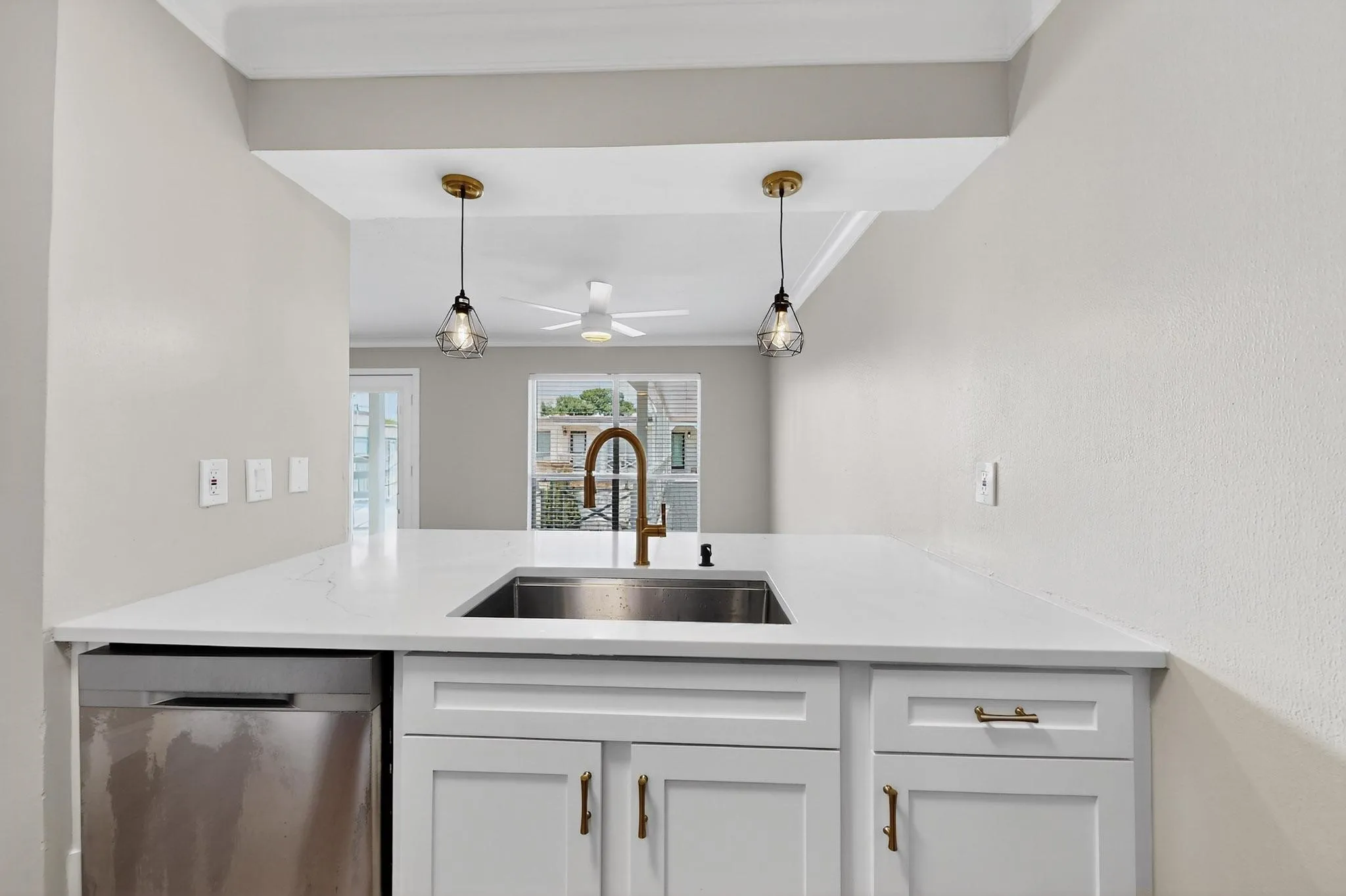 Condominium For Rent in Dallas County , 5919 E University Boulevard 238, Dallas, Texas 75206, 2 Bedroom, 2 Bathroom, Garage spaces, 1,065 Sqft, built in 1964, mls#21419622, Real Estate Agent in Dallas, Homes For Rent in Dallas county, Homes For Rent in Dallas, Realtor in Dallas Texas, Real Estate Brokerage Independent Realty Texas, Luminita Cordes Realtor