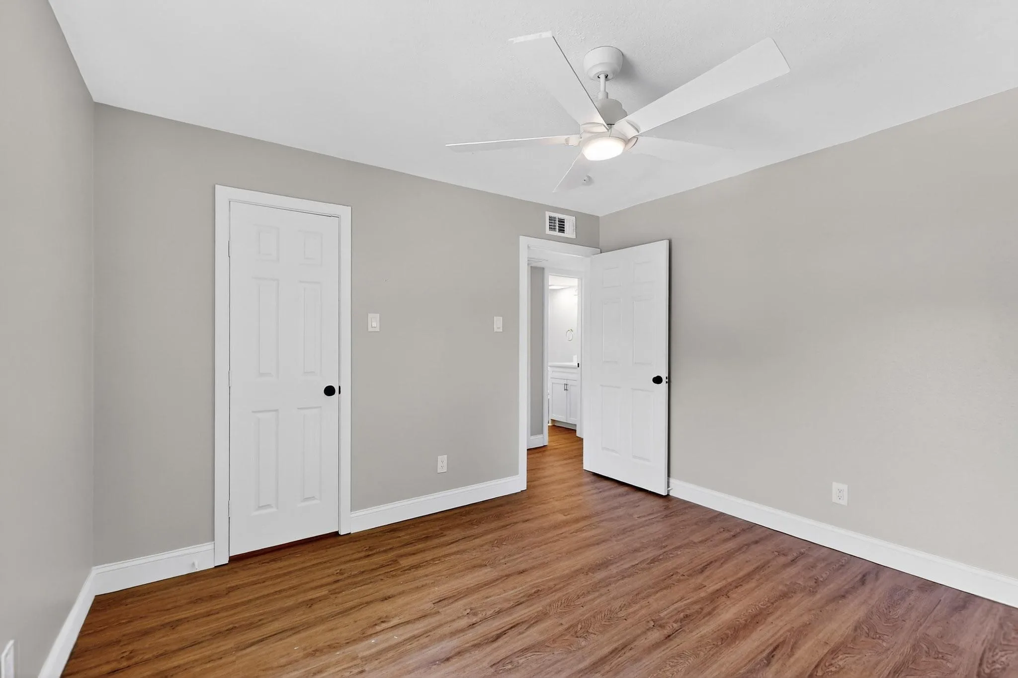 Condominium For Rent in Dallas County , 5919 E University Boulevard 238, Dallas, Texas 75206, 2 Bedroom, 2 Bathroom, Garage spaces, 1,065 Sqft, built in 1964, mls#21419622, Real Estate Agent in Dallas, Homes For Rent in Dallas county, Homes For Rent in Dallas, Realtor in Dallas Texas, Real Estate Brokerage Independent Realty Texas, Luminita Cordes Realtor