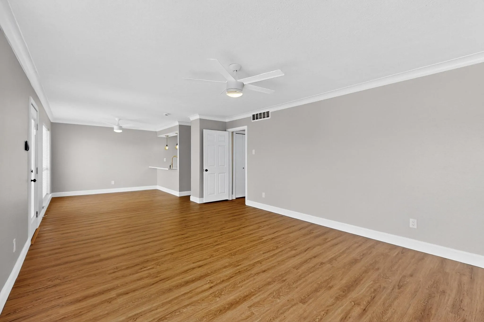 Condominium For Rent in Dallas County , 5919 E University Boulevard 238, Dallas, Texas 75206, 2 Bedroom, 2 Bathroom, Garage spaces, 1,065 Sqft, built in 1964, mls#21419622, Real Estate Agent in Dallas, Homes For Rent in Dallas county, Homes For Rent in Dallas, Realtor in Dallas Texas, Real Estate Brokerage Independent Realty Texas, Luminita Cordes Realtor