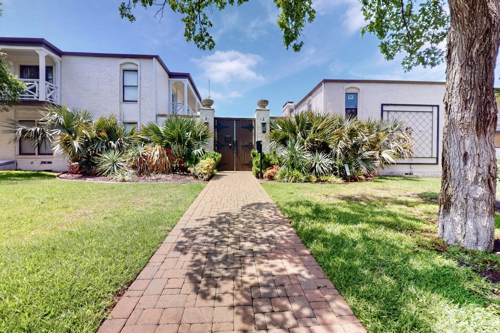 Condominium For Rent in Dallas County , 5919 E University Boulevard 238, Dallas, Texas 75206, 2 Bedroom, 2 Bathroom, Garage spaces, 1,065 Sqft, built in 1964, mls#21419622, Real Estate Agent in Dallas, Homes For Rent in Dallas county, Homes For Rent in Dallas, Realtor in Dallas Texas, Real Estate Brokerage Independent Realty Texas, Luminita Cordes Realtor