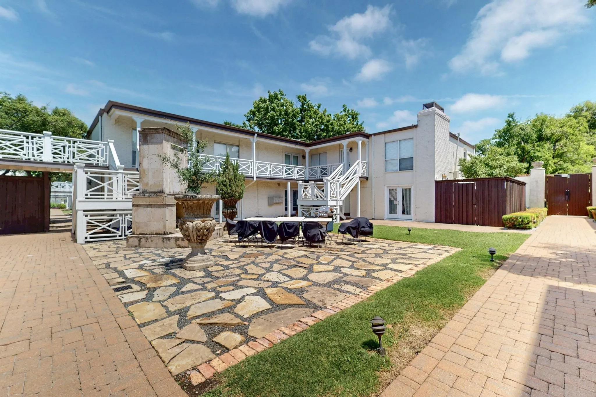 Condominium For Rent in Dallas County , 5919 E University Boulevard 238, Dallas, Texas 75206, 2 Bedroom, 2 Bathroom, Garage spaces, 1,065 Sqft, built in 1964, mls#21419622, Real Estate Agent in Dallas, Homes For Rent in Dallas county, Homes For Rent in Dallas, Realtor in Dallas Texas, Real Estate Brokerage Independent Realty Texas, Luminita Cordes Realtor