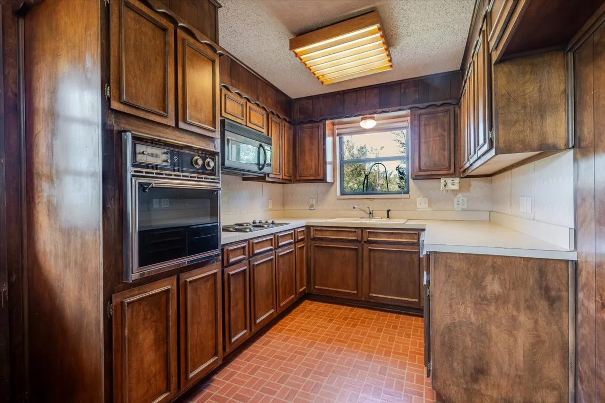 Single Family Residence For Sale in Parker County , 498 Flat Rock Road, Weatherford, Texas 76020, 3 Bedroom, 2 Bathroom, 2 Garage spaces, 1,242 Sqft, built in 1973, mls#21410565, Real Estate Agent in Weatherford, Homes For Sale in Parker county, Homes For Sale in Weatherford, Realtor in Weatherford Texas, Real Estate Brokerage Independent Realty Texas, Luminita Cordes Realtor