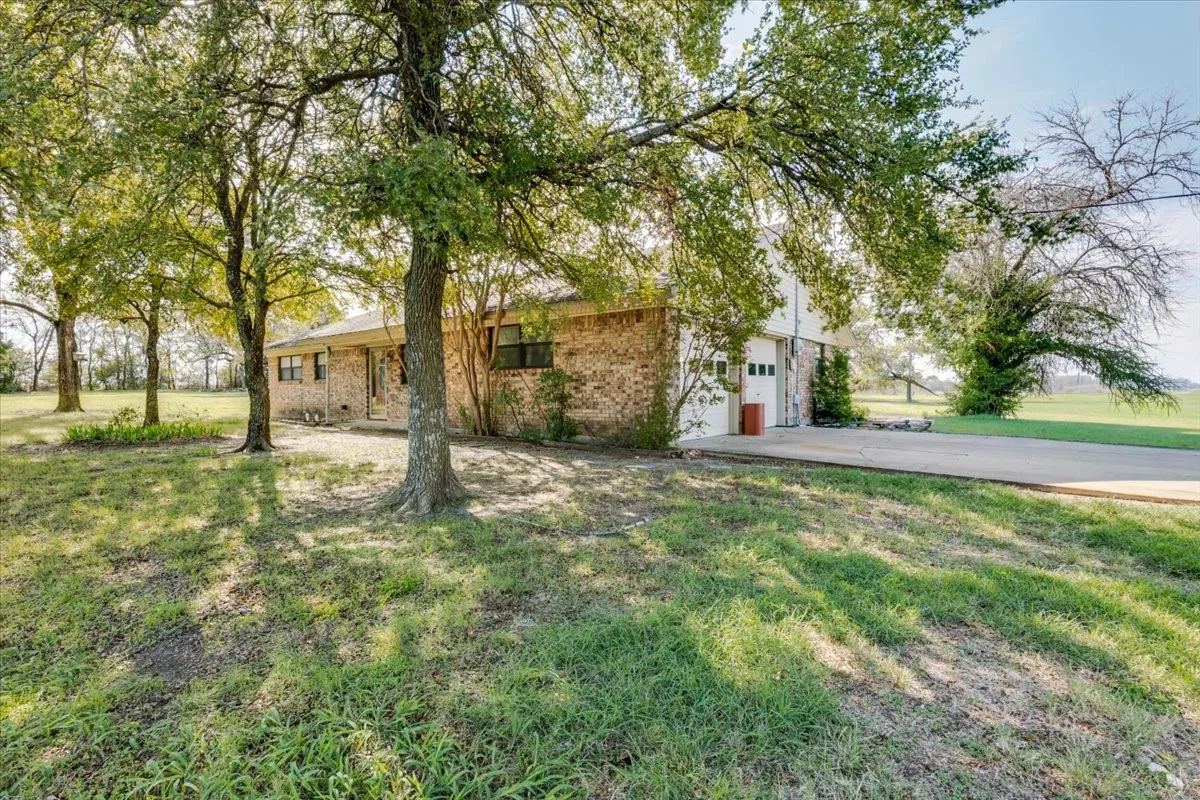 Single Family Residence For Sale in Parker County , 498 Flat Rock Road, Weatherford, Texas 76020, 3 Bedroom, 2 Bathroom, 2 Garage spaces, 1,242 Sqft, built in 1973, mls#21410565, Real Estate Agent in Weatherford, Homes For Sale in Parker county, Homes For Sale in Weatherford, Realtor in Weatherford Texas, Real Estate Brokerage Independent Realty Texas, Luminita Cordes Realtor