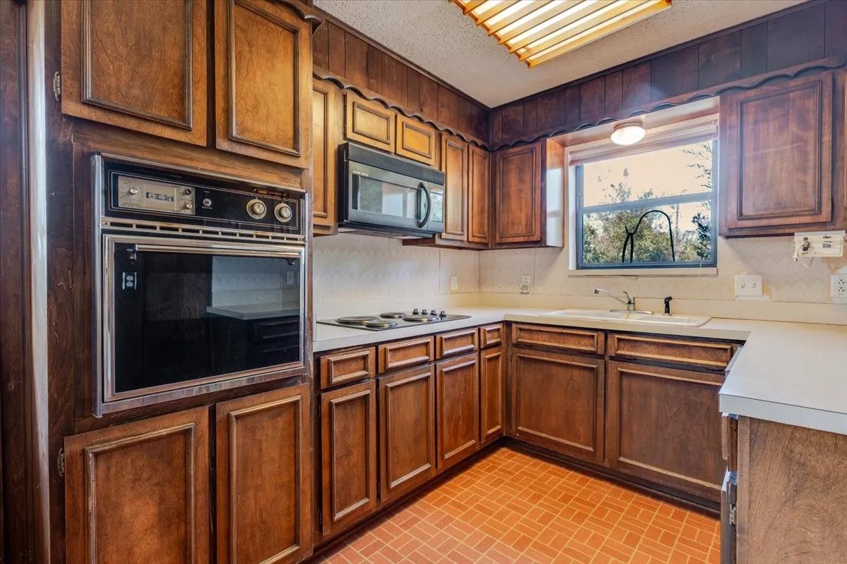Single Family Residence For Sale in Parker County , 498 Flat Rock Road, Weatherford, Texas 76020, 3 Bedroom, 2 Bathroom, 2 Garage spaces, 1,242 Sqft, built in 1973, mls#21410565, Real Estate Agent in Weatherford, Homes For Sale in Parker county, Homes For Sale in Weatherford, Realtor in Weatherford Texas, Real Estate Brokerage Independent Realty Texas, Luminita Cordes Realtor