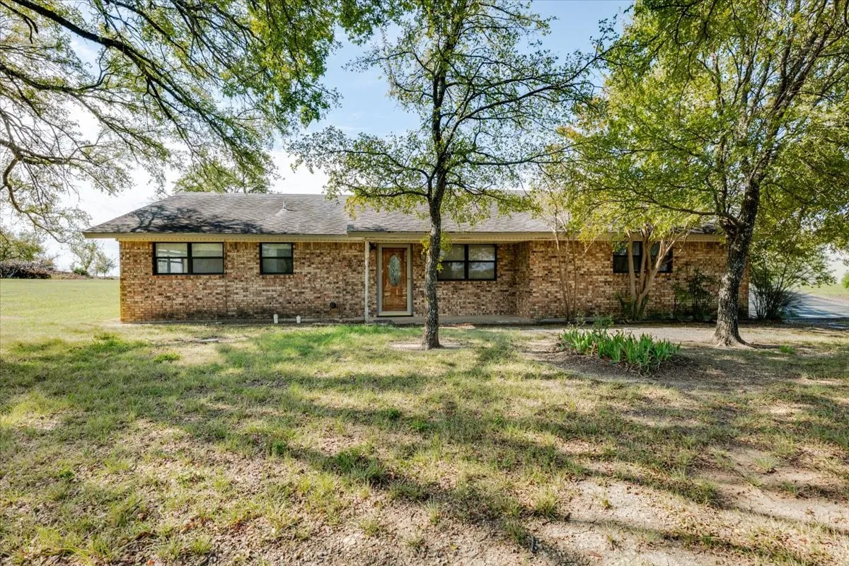 Single Family Residence For Sale in Parker County , 498 Flat Rock Road, Weatherford, Texas 76020, 3 Bedroom, 2 Bathroom, 2 Garage spaces, 1,242 Sqft, built in 1973, mls#21410565, Real Estate Agent in Weatherford, Homes For Sale in Parker county, Homes For Sale in Weatherford, Realtor in Weatherford Texas, Real Estate Brokerage Independent Realty Texas, Luminita Cordes Realtor