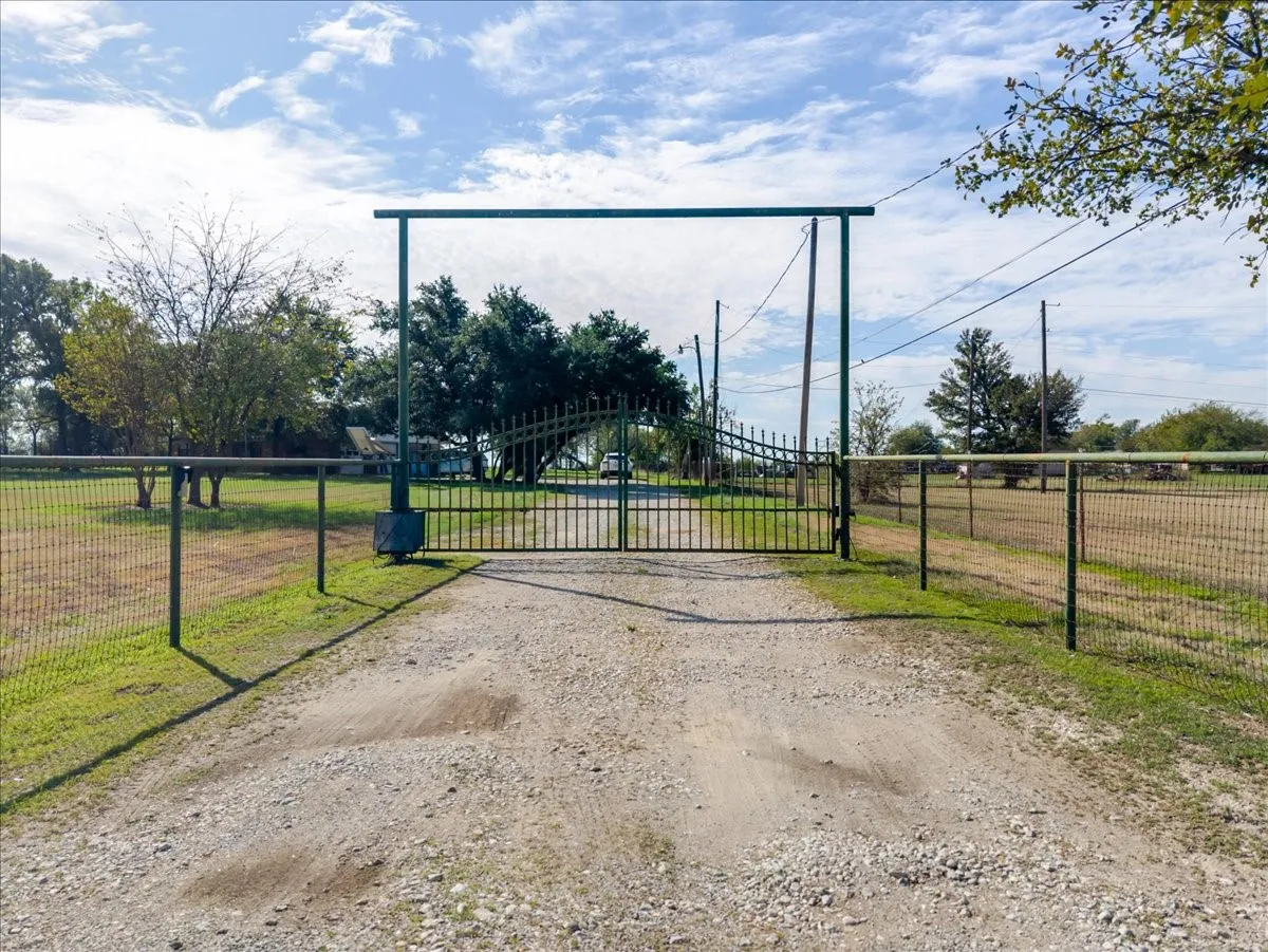 Single Family Residence For Sale in Parker County , 498 Flat Rock Road, Weatherford, Texas 76020, 3 Bedroom, 2 Bathroom, 2 Garage spaces, 1,242 Sqft, built in 1973, mls#21410565, Real Estate Agent in Weatherford, Homes For Sale in Parker county, Homes For Sale in Weatherford, Realtor in Weatherford Texas, Real Estate Brokerage Independent Realty Texas, Luminita Cordes Realtor