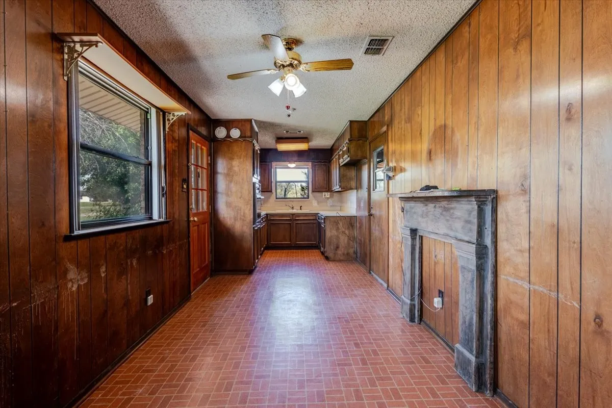 Single Family Residence For Sale in Parker County , 498 Flat Rock Road, Weatherford, Texas 76020, 3 Bedroom, 2 Bathroom, 2 Garage spaces, 1,242 Sqft, built in 1973, mls#21410565, Real Estate Agent in Weatherford, Homes For Sale in Parker county, Homes For Sale in Weatherford, Realtor in Weatherford Texas, Real Estate Brokerage Independent Realty Texas, Luminita Cordes Realtor