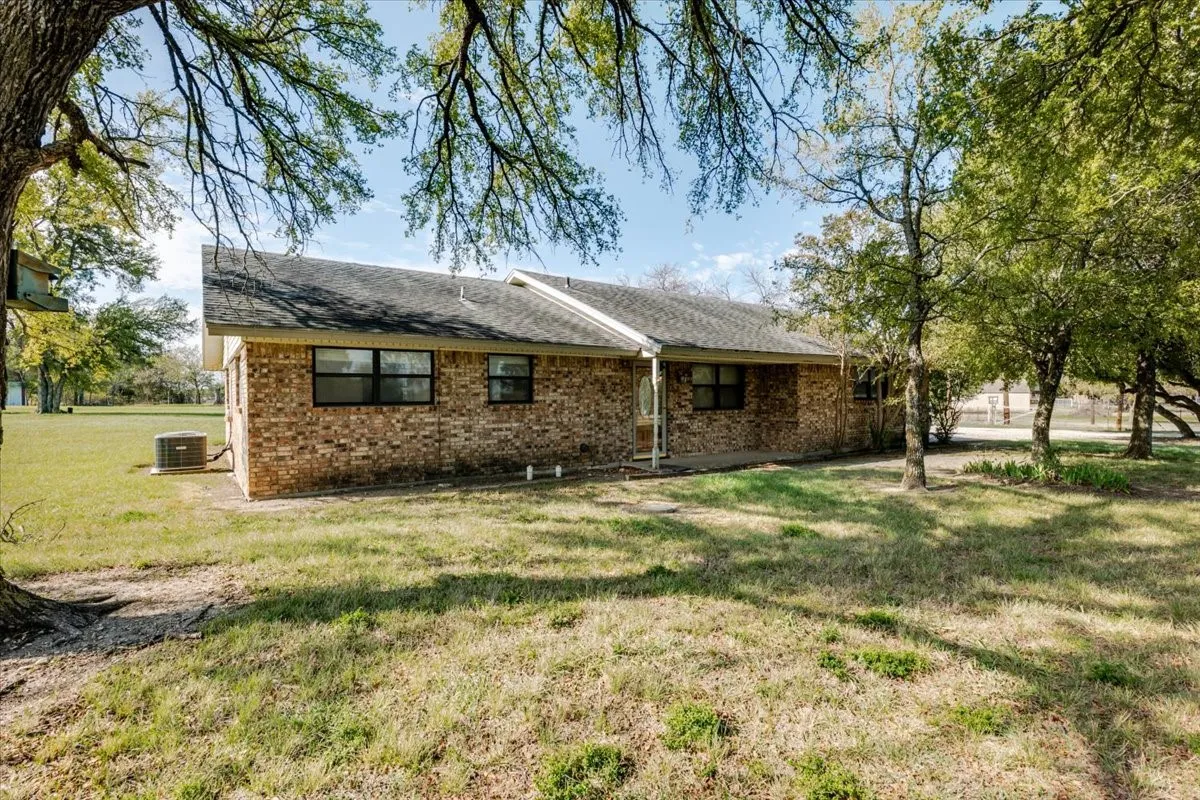 Single Family Residence For Sale in Parker County , 498 Flat Rock Road, Weatherford, Texas 76020, 3 Bedroom, 2 Bathroom, 2 Garage spaces, 1,242 Sqft, built in 1973, mls#21410565, Real Estate Agent in Weatherford, Homes For Sale in Parker county, Homes For Sale in Weatherford, Realtor in Weatherford Texas, Real Estate Brokerage Independent Realty Texas, Luminita Cordes Realtor