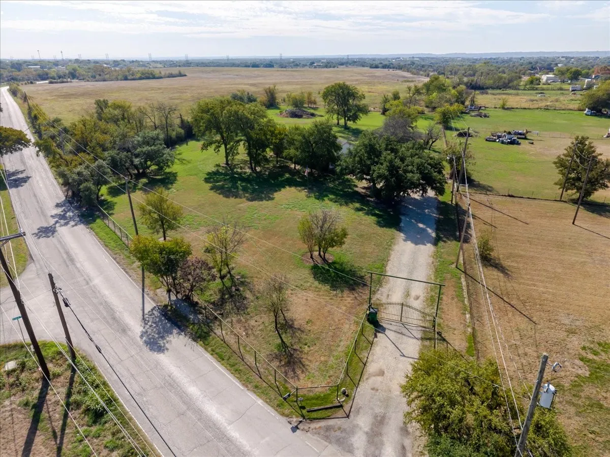 Single Family Residence For Sale in Parker County , 498 Flat Rock Road, Weatherford, Texas 76020, 3 Bedroom, 2 Bathroom, 2 Garage spaces, 1,242 Sqft, built in 1973, mls#21410565, Real Estate Agent in Weatherford, Homes For Sale in Parker county, Homes For Sale in Weatherford, Realtor in Weatherford Texas, Real Estate Brokerage Independent Realty Texas, Luminita Cordes Realtor