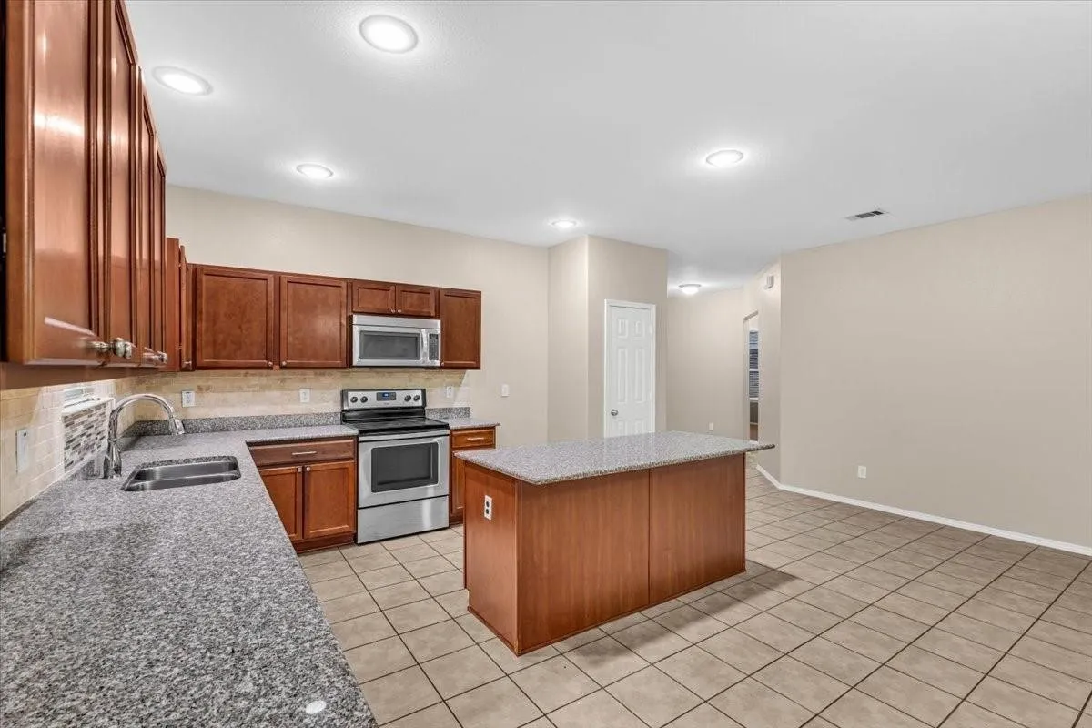 Single Family Residence For Rent in Tarrant County , 619 Denali Drive, Arlington, Texas 76002, 3 Bedroom, 2 Bathroom, 2 Garage spaces, 2,171 Sqft, built in 2012, mls#21419637, Real Estate Agent in Arlington, Homes For Rent in Tarrant county, Homes For Rent in Arlington, Realtor in Arlington Texas, Real Estate Brokerage Independent Realty Texas, Luminita Cordes Realtor