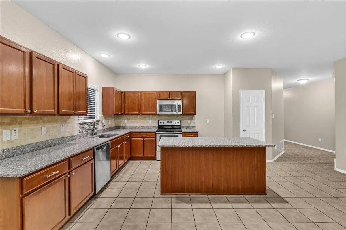 Single Family Residence For Rent in Tarrant County , 619 Denali Drive, Arlington, Texas 76002, 3 Bedroom, 2 Bathroom, 2 Garage spaces, 2,171 Sqft, built in 2012, mls#21419637, Real Estate Agent in Arlington, Homes For Rent in Tarrant county, Homes For Rent in Arlington, Realtor in Arlington Texas, Real Estate Brokerage Independent Realty Texas, Luminita Cordes Realtor