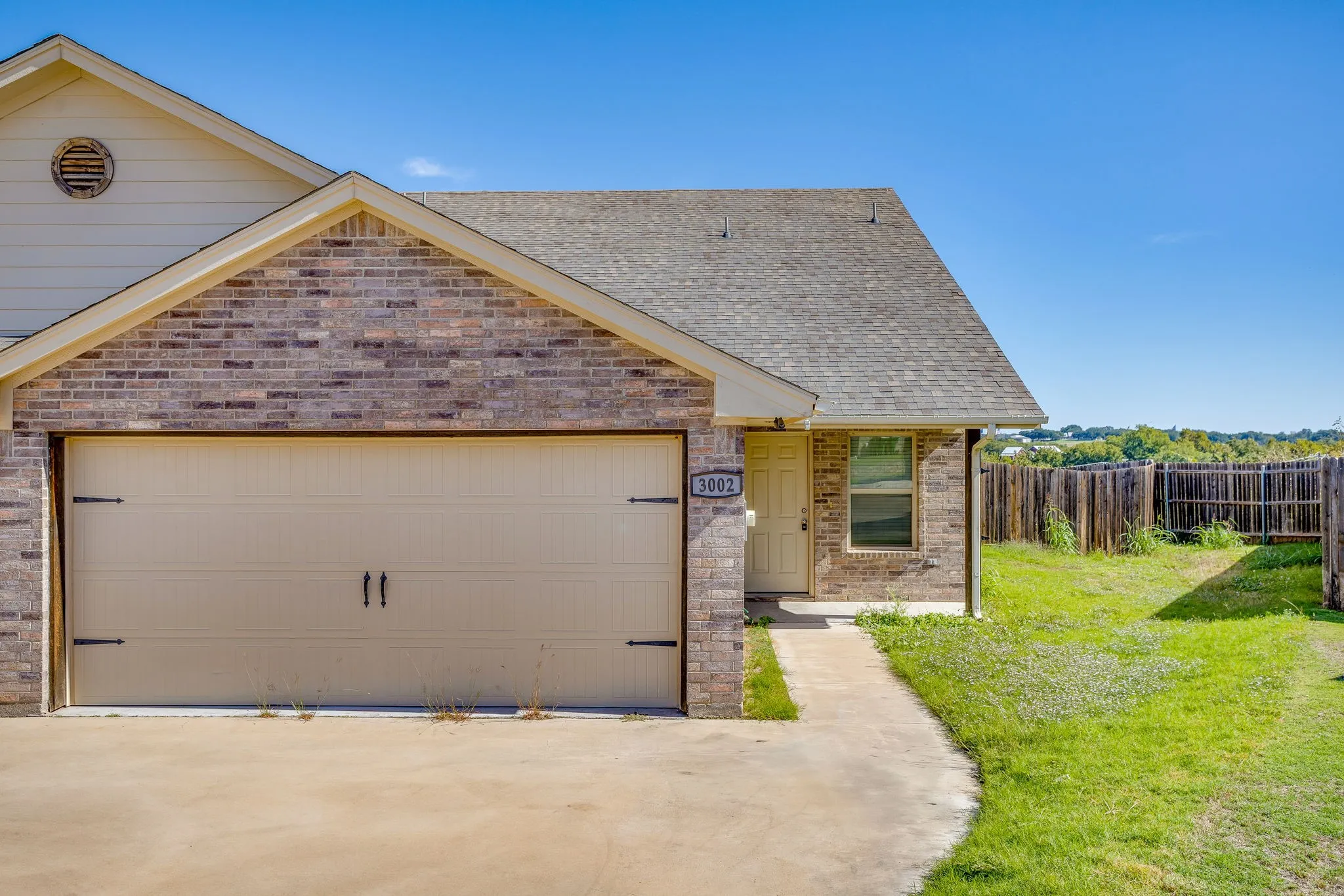 Duplex For Rent in Hood County , 3002 Weave Court, Granbury, Texas 76049, 3 Bedroom, 2 Bathroom, 2 Garage spaces, 1,525 Sqft, built in 2005, mls#21416060, Real Estate Agent in Granbury, Homes For Rent in Hood county, Homes For Rent in Granbury, Realtor in Granbury Texas, Real Estate Brokerage Independent Realty Texas, Luminita Cordes Realtor