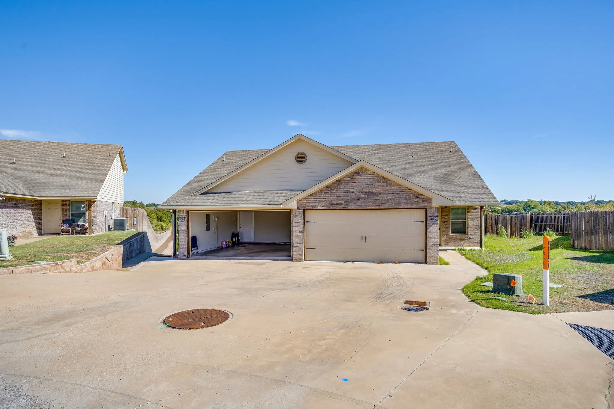 Duplex For Rent in Hood County , 3002 Weave Court, Granbury, Texas 76049, 3 Bedroom, 2 Bathroom, 2 Garage spaces, 1,525 Sqft, built in 2005, mls#21416060, Real Estate Agent in Granbury, Homes For Rent in Hood county, Homes For Rent in Granbury, Realtor in Granbury Texas, Real Estate Brokerage Independent Realty Texas, Luminita Cordes Realtor