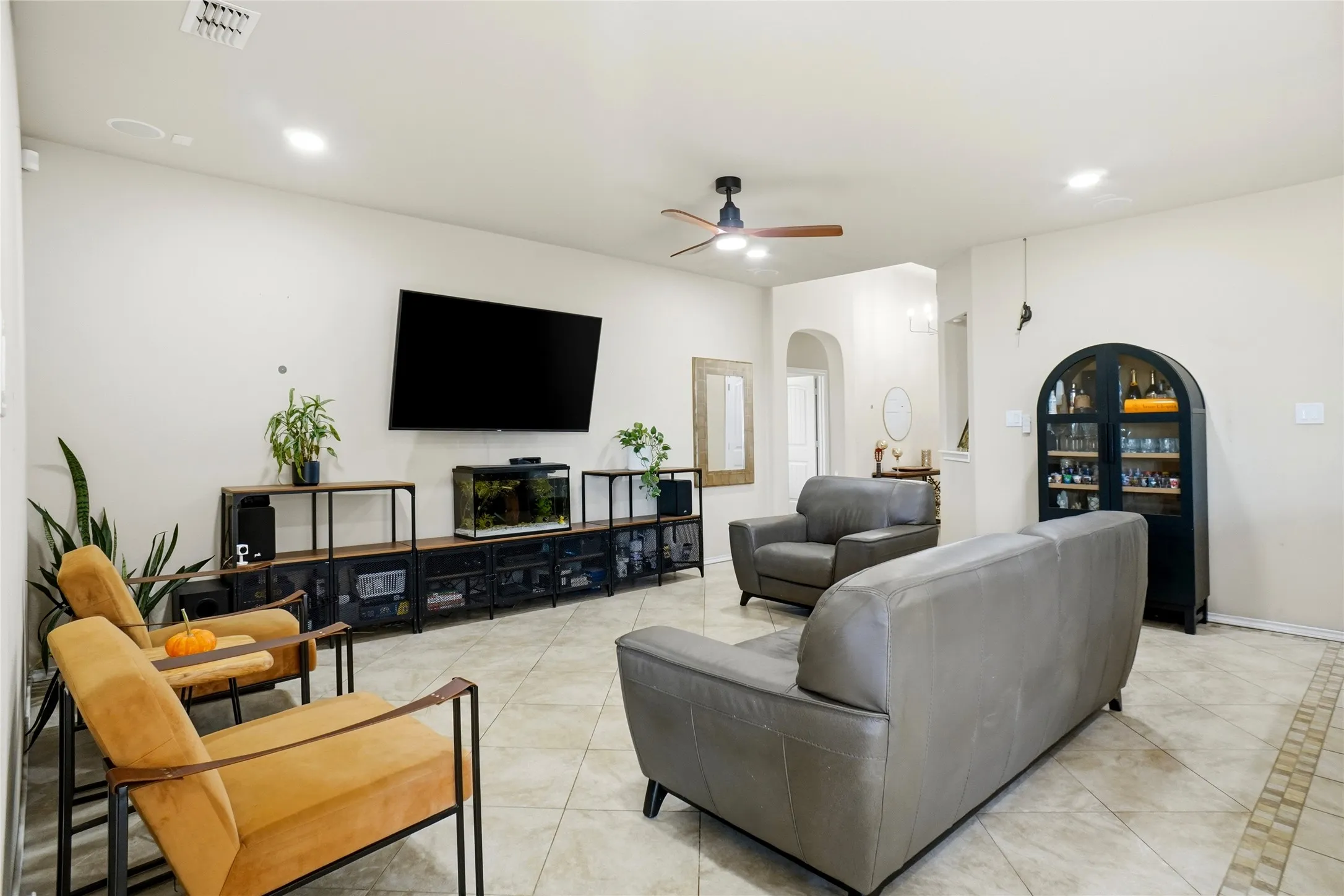 Single Family Residence For Sale in Johnson County , 1833 Creekwood Drive, Cleburne, Texas 76033, 4 Bedroom, 2 Bathroom, 2 Garage spaces, 1,818 Sqft, built in 2017, mls#21412238, Real Estate Agent in Cleburne, Homes For Sale in Johnson county, Homes For Sale in Cleburne, Realtor in Cleburne Texas, Real Estate Brokerage Independent Realty Texas, Luminita Cordes Realtor