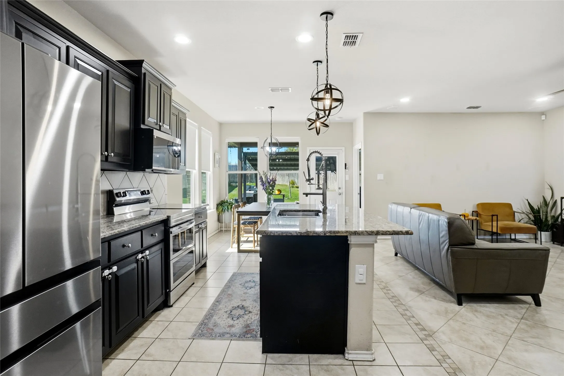 Single Family Residence For Sale in Johnson County , 1833 Creekwood Drive, Cleburne, Texas 76033, 4 Bedroom, 2 Bathroom, 2 Garage spaces, 1,818 Sqft, built in 2017, mls#21412238, Real Estate Agent in Cleburne, Homes For Sale in Johnson county, Homes For Sale in Cleburne, Realtor in Cleburne Texas, Real Estate Brokerage Independent Realty Texas, Luminita Cordes Realtor