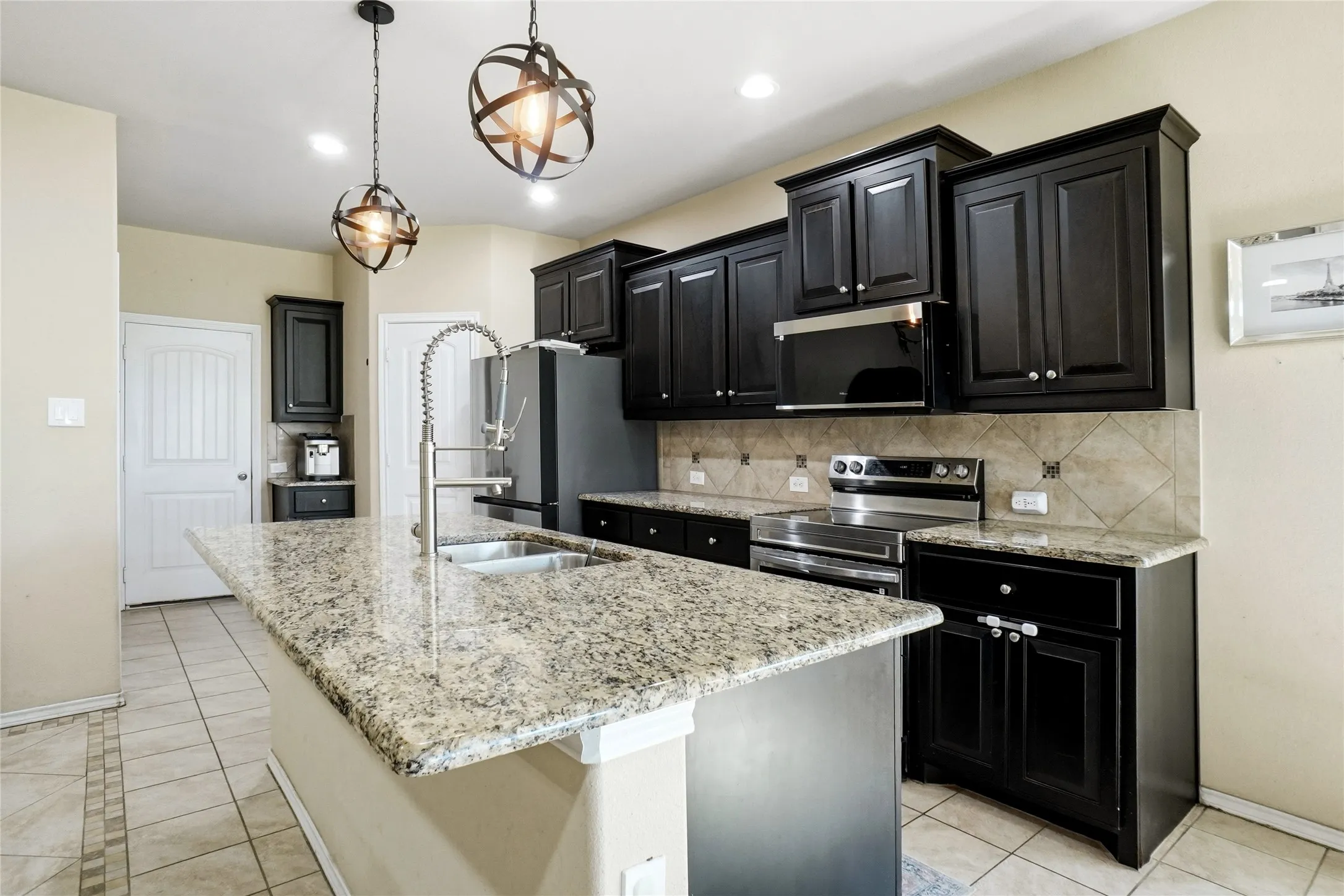Single Family Residence For Sale in Johnson County , 1833 Creekwood Drive, Cleburne, Texas 76033, 4 Bedroom, 2 Bathroom, 2 Garage spaces, 1,818 Sqft, built in 2017, mls#21412238, Real Estate Agent in Cleburne, Homes For Sale in Johnson county, Homes For Sale in Cleburne, Realtor in Cleburne Texas, Real Estate Brokerage Independent Realty Texas, Luminita Cordes Realtor