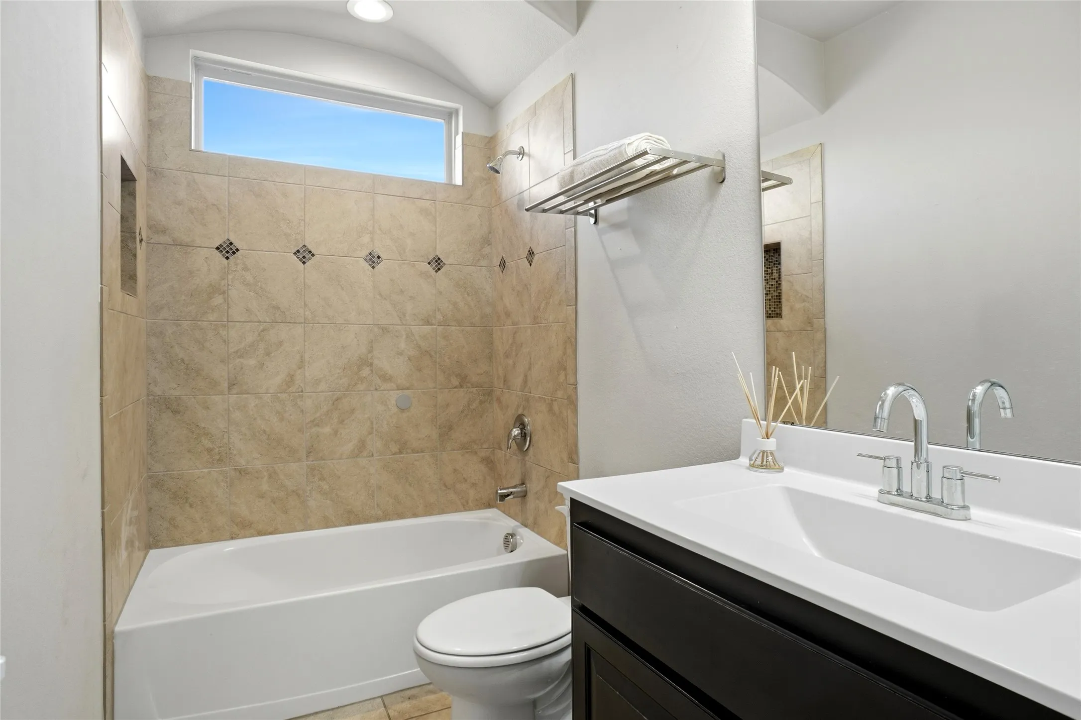Single Family Residence For Sale in Johnson County , 1833 Creekwood Drive, Cleburne, Texas 76033, 4 Bedroom, 2 Bathroom, 2 Garage spaces, 1,818 Sqft, built in 2017, mls#21412238, Real Estate Agent in Cleburne, Homes For Sale in Johnson county, Homes For Sale in Cleburne, Realtor in Cleburne Texas, Real Estate Brokerage Independent Realty Texas, Luminita Cordes Realtor