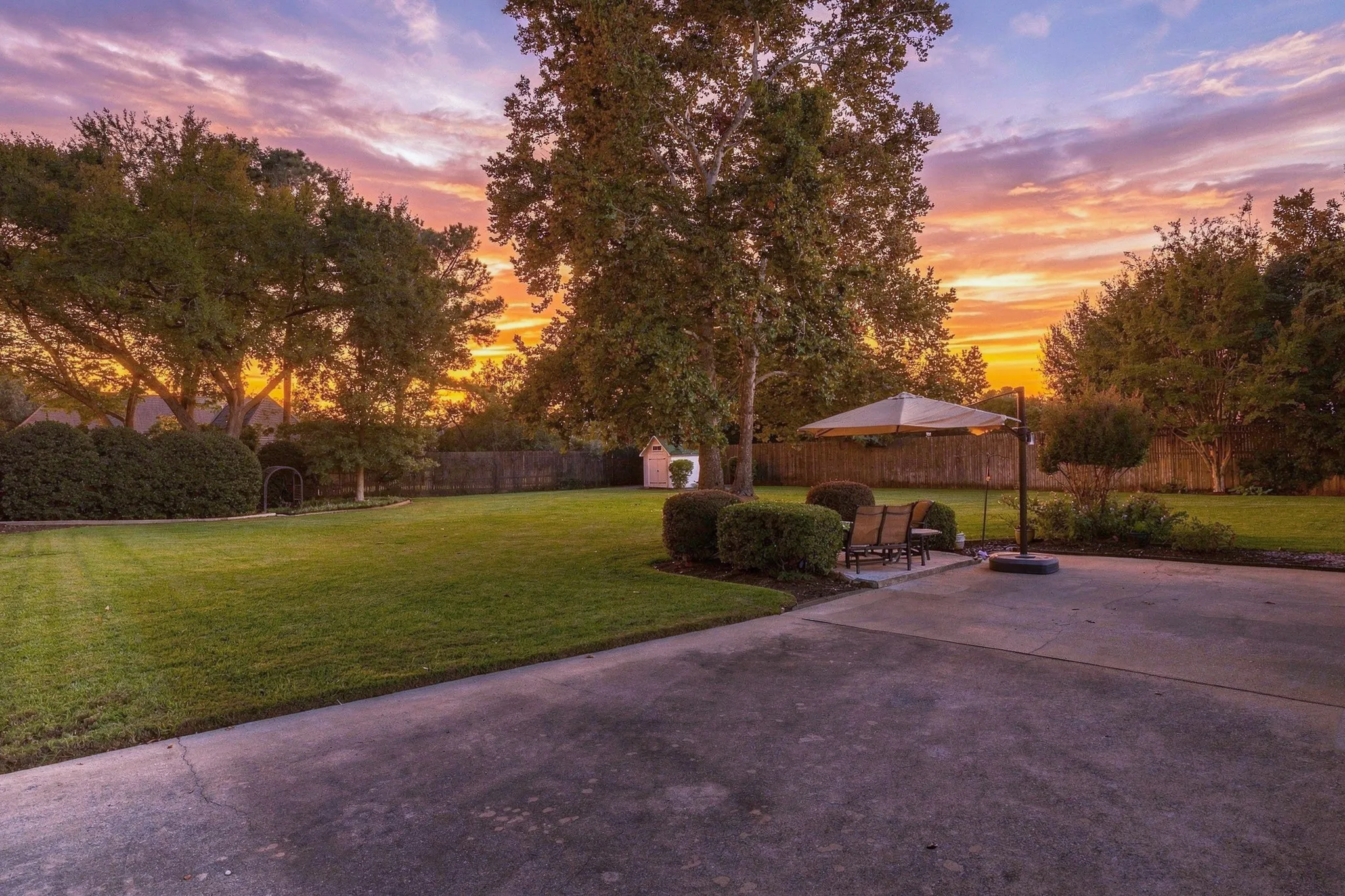 Single Family Residence For Sale in Tarrant County , 2711 Meadowview Drive, Colleyville, Texas 76034, 4 Bedroom, 5 Bathroom, 3 Garage spaces, 4,411 Sqft, built in 1988, mls#21413190, Real Estate Agent in Colleyville, Homes For Sale in Tarrant county, Homes For Sale in Colleyville, Realtor in Colleyville Texas, Real Estate Brokerage Independent Realty Texas, Luminita Cordes Realtor
