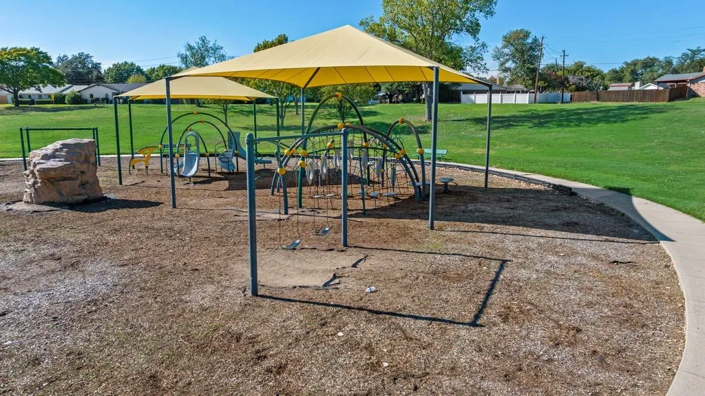 Single Family Residence For Sale in Denton County , 3101 Abbey Road, Carrollton, Texas 75007, 3 Bedroom, 2 Bathroom, 2 Garage spaces, 1,872 Sqft, built in 1973, mls#21419229, Real Estate Agent in Carrollton, Homes For Sale in Denton county, Homes For Sale in Carrollton, Realtor in Carrollton Texas, Real Estate Brokerage Independent Realty Texas, Luminita Cordes Realtor