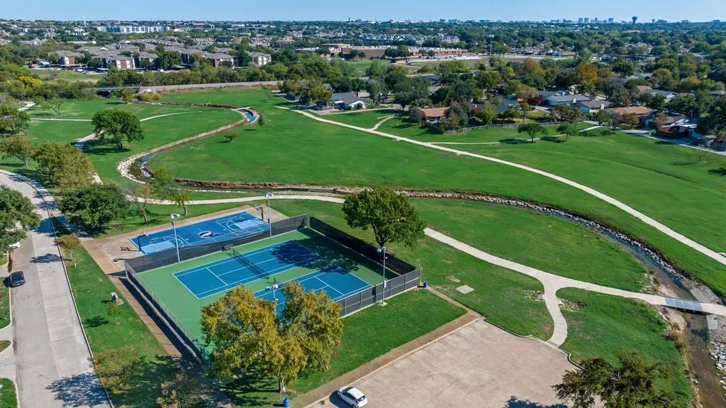 Single Family Residence For Sale in Denton County , 3101 Abbey Road, Carrollton, Texas 75007, 3 Bedroom, 2 Bathroom, 2 Garage spaces, 1,872 Sqft, built in 1973, mls#21419229, Real Estate Agent in Carrollton, Homes For Sale in Denton county, Homes For Sale in Carrollton, Realtor in Carrollton Texas, Real Estate Brokerage Independent Realty Texas, Luminita Cordes Realtor