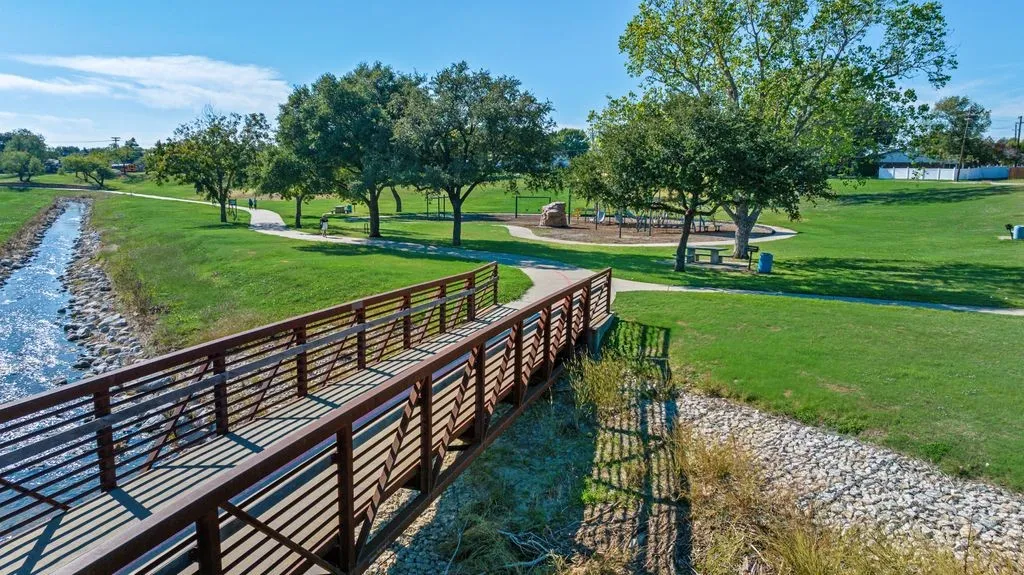 Single Family Residence For Sale in Denton County , 3101 Abbey Road, Carrollton, Texas 75007, 3 Bedroom, 2 Bathroom, 2 Garage spaces, 1,872 Sqft, built in 1973, mls#21419229, Real Estate Agent in Carrollton, Homes For Sale in Denton county, Homes For Sale in Carrollton, Realtor in Carrollton Texas, Real Estate Brokerage Independent Realty Texas, Luminita Cordes Realtor