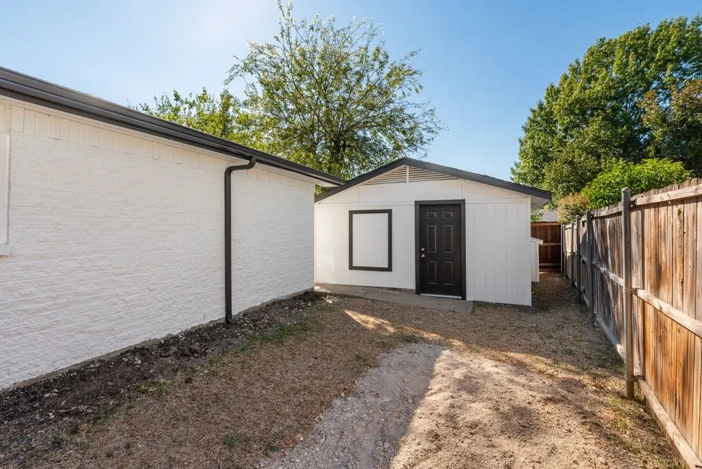 Single Family Residence For Sale in Denton County , 3101 Abbey Road, Carrollton, Texas 75007, 3 Bedroom, 2 Bathroom, 2 Garage spaces, 1,872 Sqft, built in 1973, mls#21419229, Real Estate Agent in Carrollton, Homes For Sale in Denton county, Homes For Sale in Carrollton, Realtor in Carrollton Texas, Real Estate Brokerage Independent Realty Texas, Luminita Cordes Realtor