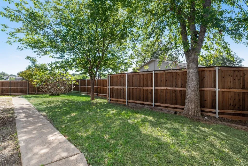 Single Family Residence For Sale in Denton County , 3101 Abbey Road, Carrollton, Texas 75007, 3 Bedroom, 2 Bathroom, 2 Garage spaces, 1,872 Sqft, built in 1973, mls#21419229, Real Estate Agent in Carrollton, Homes For Sale in Denton county, Homes For Sale in Carrollton, Realtor in Carrollton Texas, Real Estate Brokerage Independent Realty Texas, Luminita Cordes Realtor