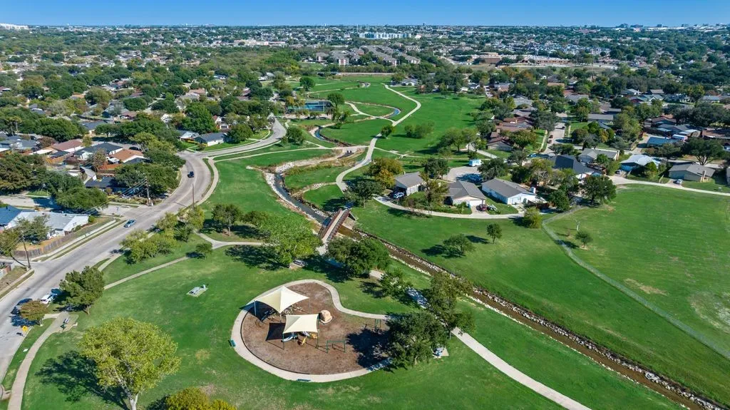 Single Family Residence For Sale in Denton County , 3101 Abbey Road, Carrollton, Texas 75007, 3 Bedroom, 2 Bathroom, 2 Garage spaces, 1,872 Sqft, built in 1973, mls#21419229, Real Estate Agent in Carrollton, Homes For Sale in Denton county, Homes For Sale in Carrollton, Realtor in Carrollton Texas, Real Estate Brokerage Independent Realty Texas, Luminita Cordes Realtor