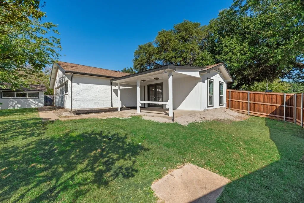 Single Family Residence For Sale in Denton County , 3101 Abbey Road, Carrollton, Texas 75007, 3 Bedroom, 2 Bathroom, 2 Garage spaces, 1,872 Sqft, built in 1973, mls#21419229, Real Estate Agent in Carrollton, Homes For Sale in Denton county, Homes For Sale in Carrollton, Realtor in Carrollton Texas, Real Estate Brokerage Independent Realty Texas, Luminita Cordes Realtor