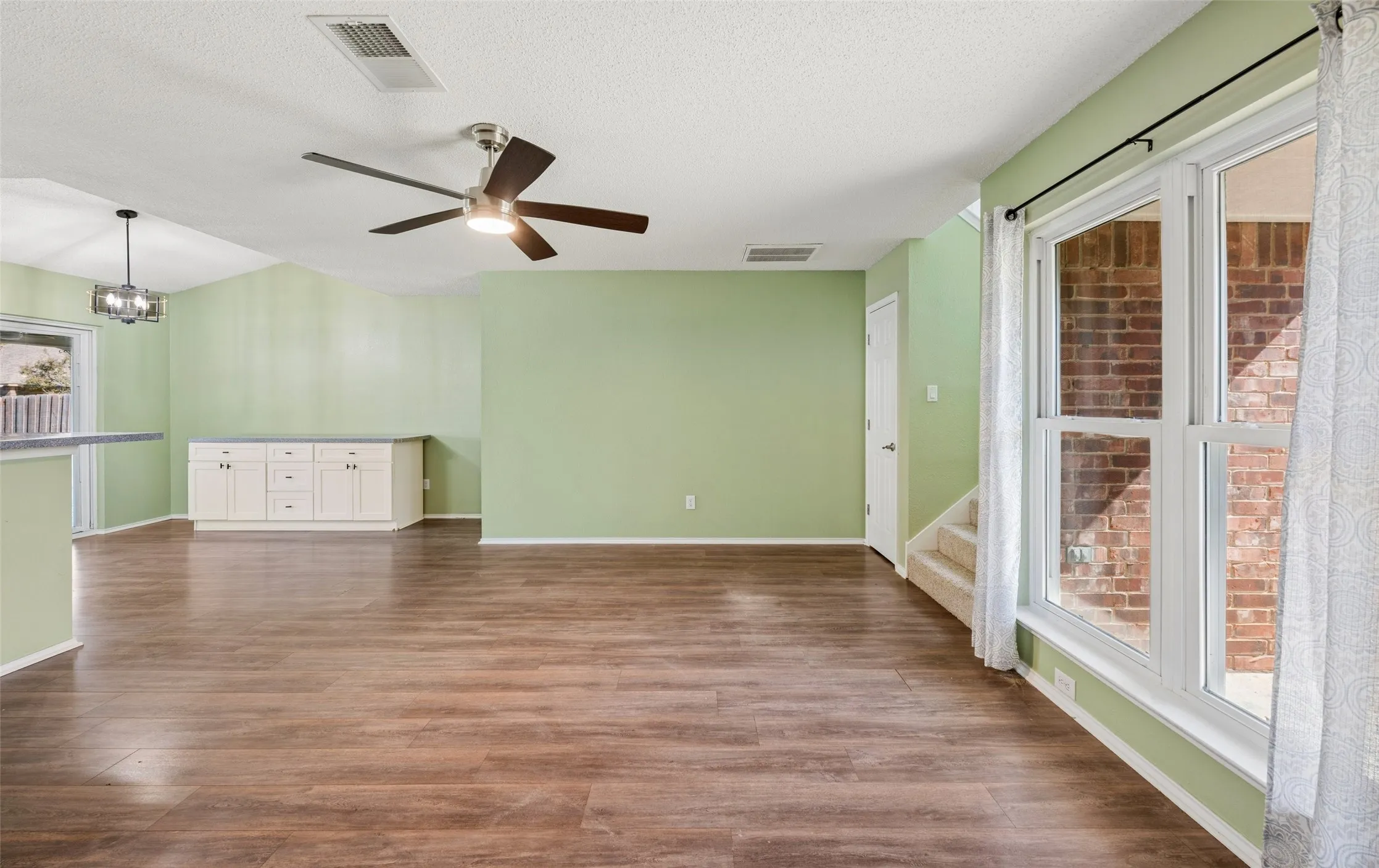 Single Family Residence For Sale in Denton County , 1331 Falcon Drive, Lewisville, Texas 75077, 3 Bedroom, 2 Bathroom, 2 Garage spaces, 1,543 Sqft, built in 1989, mls#21418286, Real Estate Agent in Lewisville, Homes For Sale in Denton county, Homes For Sale in Lewisville, Realtor in Lewisville Texas, Real Estate Brokerage Independent Realty Texas, Luminita Cordes Realtor