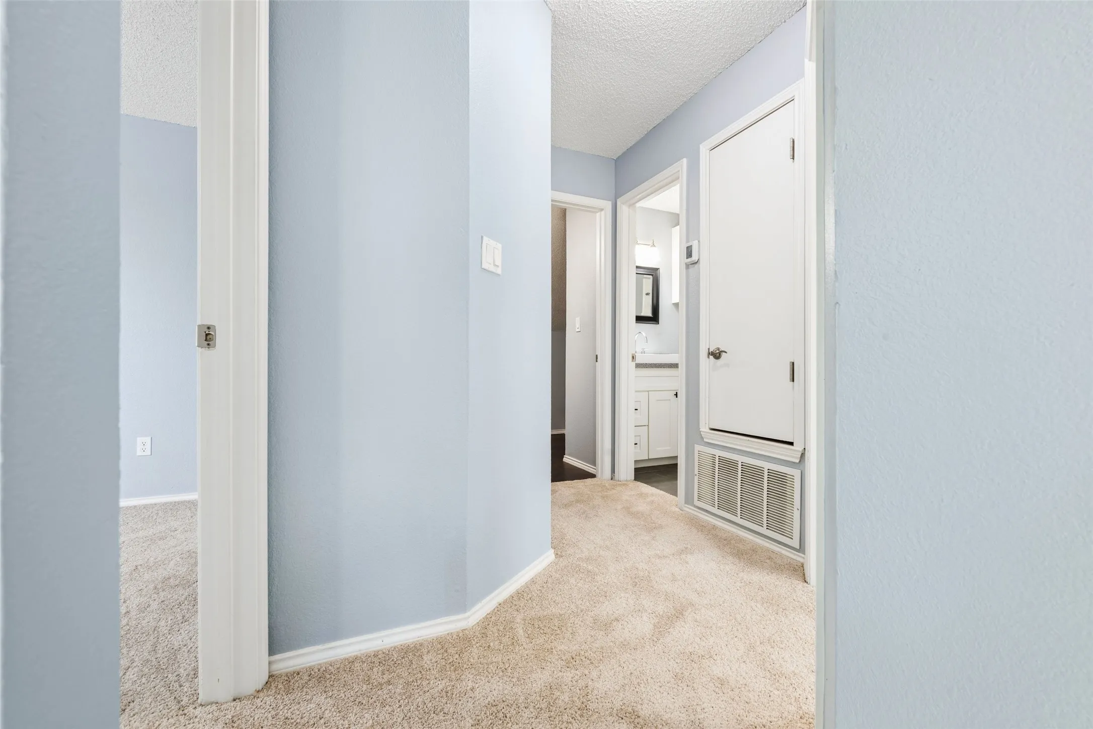 Single Family Residence For Sale in Denton County , 1331 Falcon Drive, Lewisville, Texas 75077, 3 Bedroom, 2 Bathroom, 2 Garage spaces, 1,543 Sqft, built in 1989, mls#21418286, Real Estate Agent in Lewisville, Homes For Sale in Denton county, Homes For Sale in Lewisville, Realtor in Lewisville Texas, Real Estate Brokerage Independent Realty Texas, Luminita Cordes Realtor
