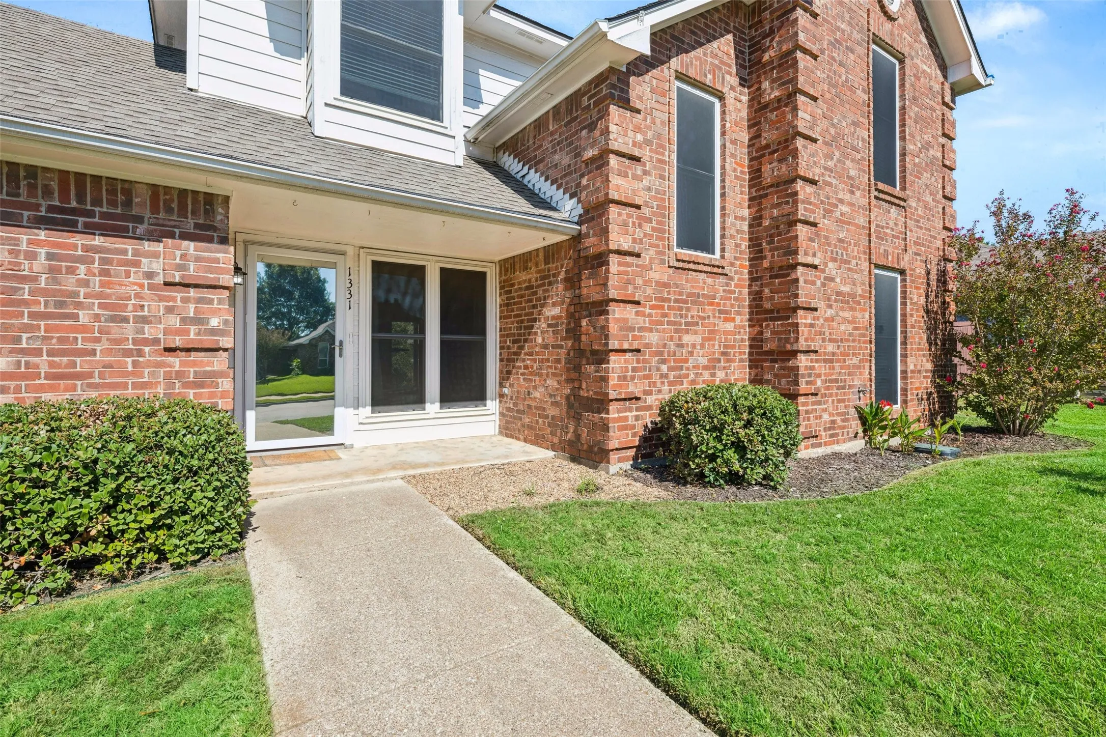 Single Family Residence For Sale in Denton County , 1331 Falcon Drive, Lewisville, Texas 75077, 3 Bedroom, 2 Bathroom, 2 Garage spaces, 1,543 Sqft, built in 1989, mls#21418286, Real Estate Agent in Lewisville, Homes For Sale in Denton county, Homes For Sale in Lewisville, Realtor in Lewisville Texas, Real Estate Brokerage Independent Realty Texas, Luminita Cordes Realtor