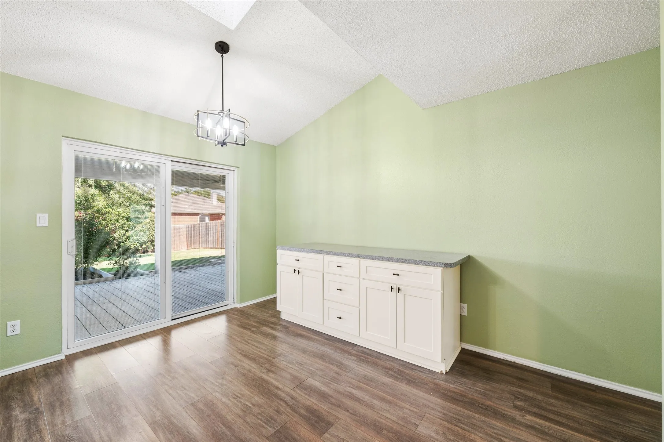 Single Family Residence For Sale in Denton County , 1331 Falcon Drive, Lewisville, Texas 75077, 3 Bedroom, 2 Bathroom, 2 Garage spaces, 1,543 Sqft, built in 1989, mls#21418286, Real Estate Agent in Lewisville, Homes For Sale in Denton county, Homes For Sale in Lewisville, Realtor in Lewisville Texas, Real Estate Brokerage Independent Realty Texas, Luminita Cordes Realtor