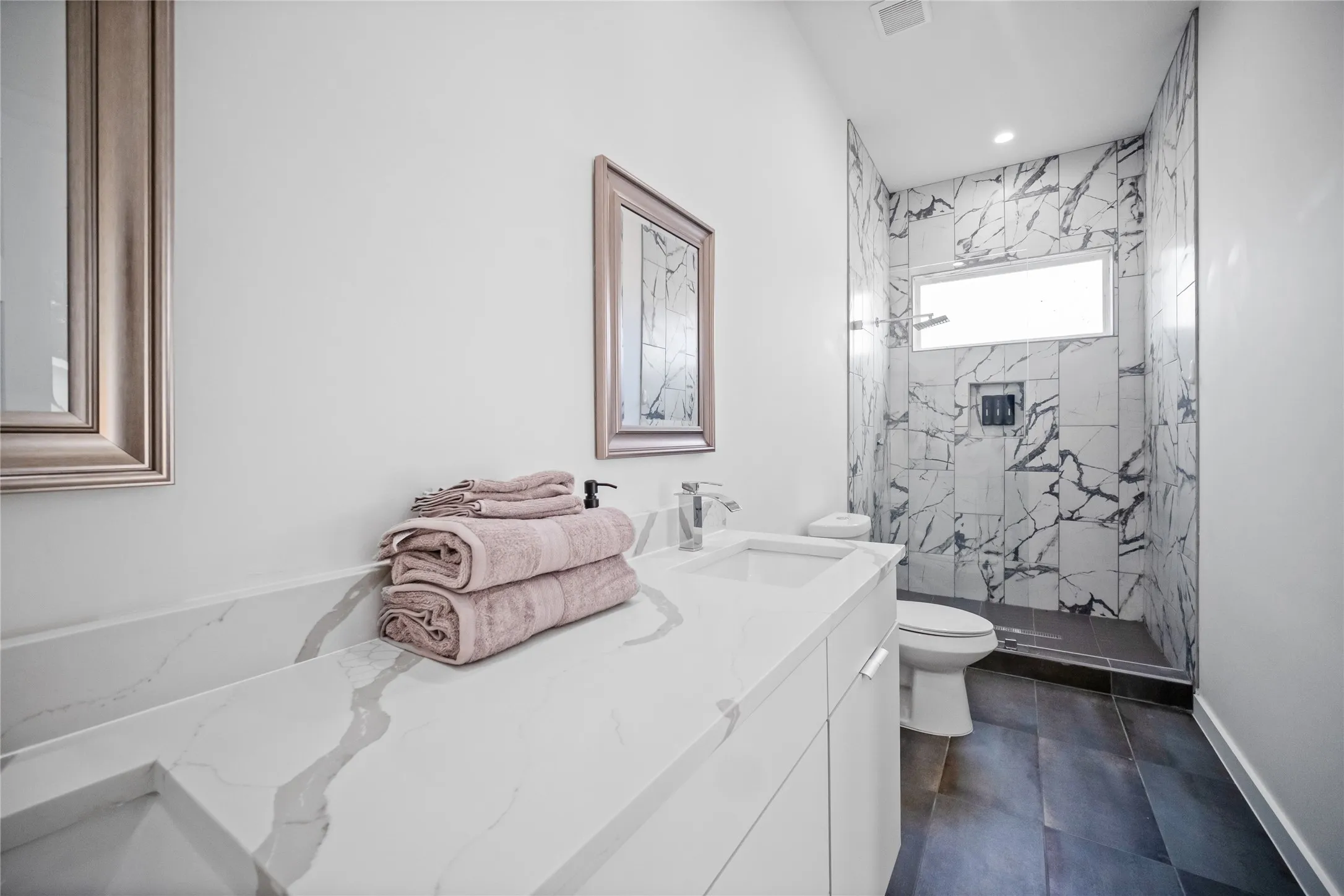 Single Family Residence For Rent in Dallas County , 1350 Strickland Street, Dallas, Texas 75216, 3 Bedroom, 2 Bathroom, Garage spaces, 1,568 Sqft, built in 1925, mls#21419686, Real Estate Agent in Dallas, Homes For Rent in Dallas county, Homes For Rent in Dallas, Realtor in Dallas Texas, Real Estate Brokerage Independent Realty Texas, Luminita Cordes Realtor