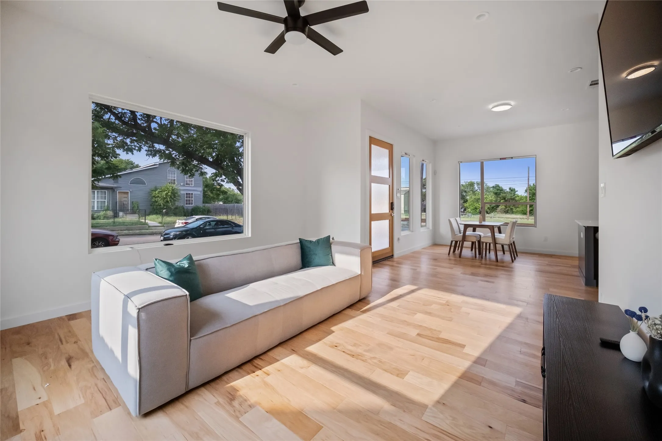 Single Family Residence For Rent in Dallas County , 1350 Strickland Street, Dallas, Texas 75216, 3 Bedroom, 2 Bathroom, Garage spaces, 1,568 Sqft, built in 1925, mls#21419686, Real Estate Agent in Dallas, Homes For Rent in Dallas county, Homes For Rent in Dallas, Realtor in Dallas Texas, Real Estate Brokerage Independent Realty Texas, Luminita Cordes Realtor