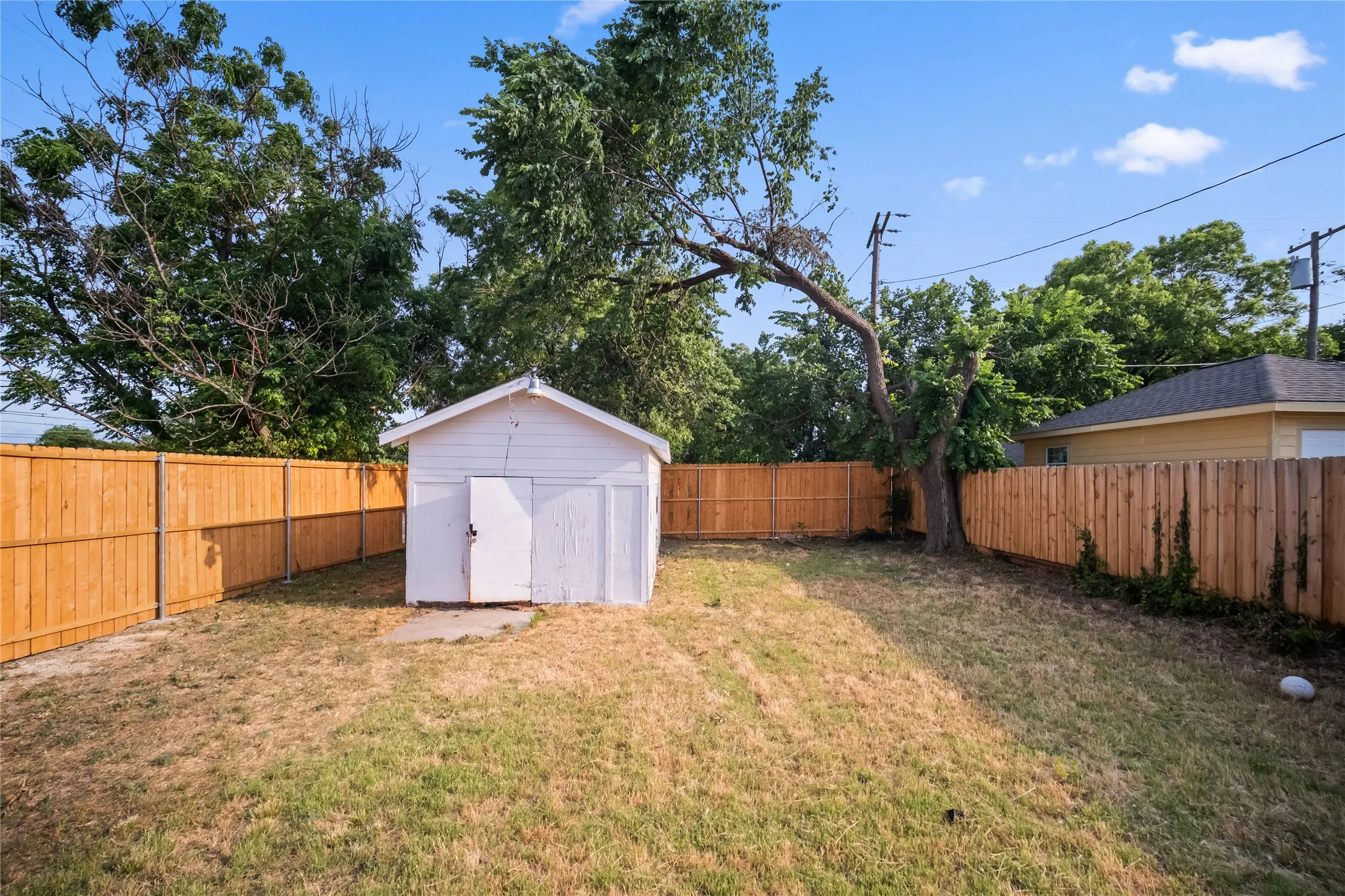 Single Family Residence For Rent in Dallas County , 1350 Strickland Street, Dallas, Texas 75216, 3 Bedroom, 2 Bathroom, Garage spaces, 1,568 Sqft, built in 1925, mls#21419686, Real Estate Agent in Dallas, Homes For Rent in Dallas county, Homes For Rent in Dallas, Realtor in Dallas Texas, Real Estate Brokerage Independent Realty Texas, Luminita Cordes Realtor