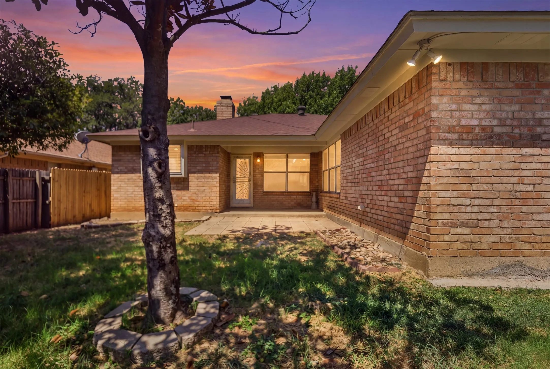 Single Family Residence For Rent in Tarrant County , 7229 Laurelhill Court S, Fort Worth, Texas 76133, 3 Bedroom, 2 Bathroom, 2 Garage spaces, 1,574 Sqft, built in 1989, mls#21419696, Real Estate Agent in Fort Worth, Homes For Rent in Tarrant county, Homes For Rent in Fort Worth, Realtor in Fort Worth Texas, Real Estate Brokerage Independent Realty Texas, Luminita Cordes Realtor