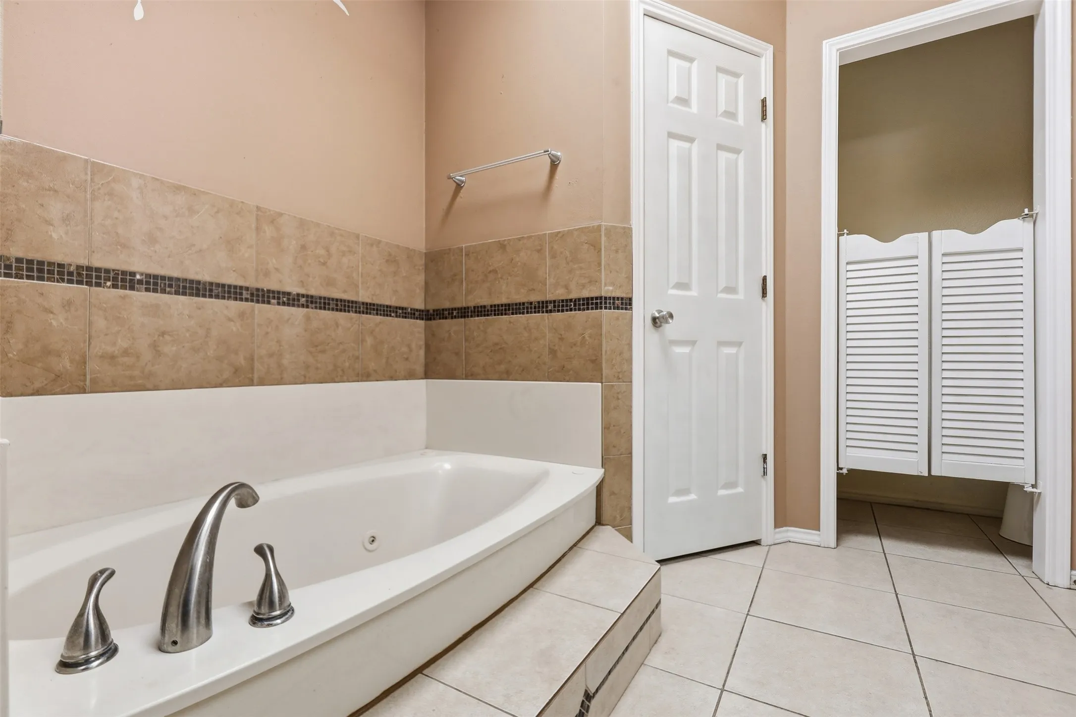 Single Family Residence For Rent in Tarrant County , 7229 Laurelhill Court S, Fort Worth, Texas 76133, 3 Bedroom, 2 Bathroom, 2 Garage spaces, 1,574 Sqft, built in 1989, mls#21419696, Real Estate Agent in Fort Worth, Homes For Rent in Tarrant county, Homes For Rent in Fort Worth, Realtor in Fort Worth Texas, Real Estate Brokerage Independent Realty Texas, Luminita Cordes Realtor