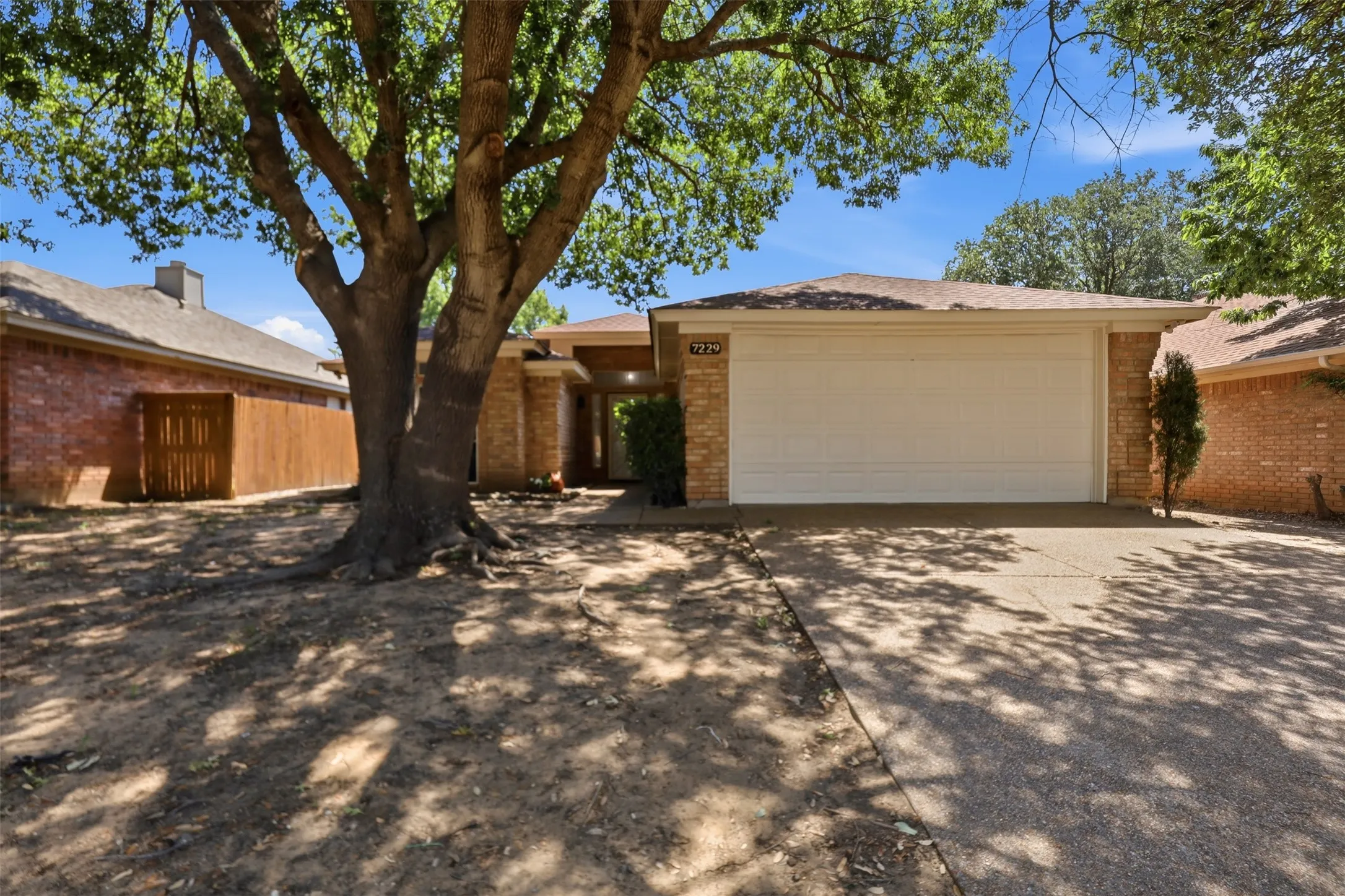 Single Family Residence For Rent in Tarrant County , 7229 Laurelhill Court S, Fort Worth, Texas 76133, 3 Bedroom, 2 Bathroom, 2 Garage spaces, 1,574 Sqft, built in 1989, mls#21419696, Real Estate Agent in Fort Worth, Homes For Rent in Tarrant county, Homes For Rent in Fort Worth, Realtor in Fort Worth Texas, Real Estate Brokerage Independent Realty Texas, Luminita Cordes Realtor