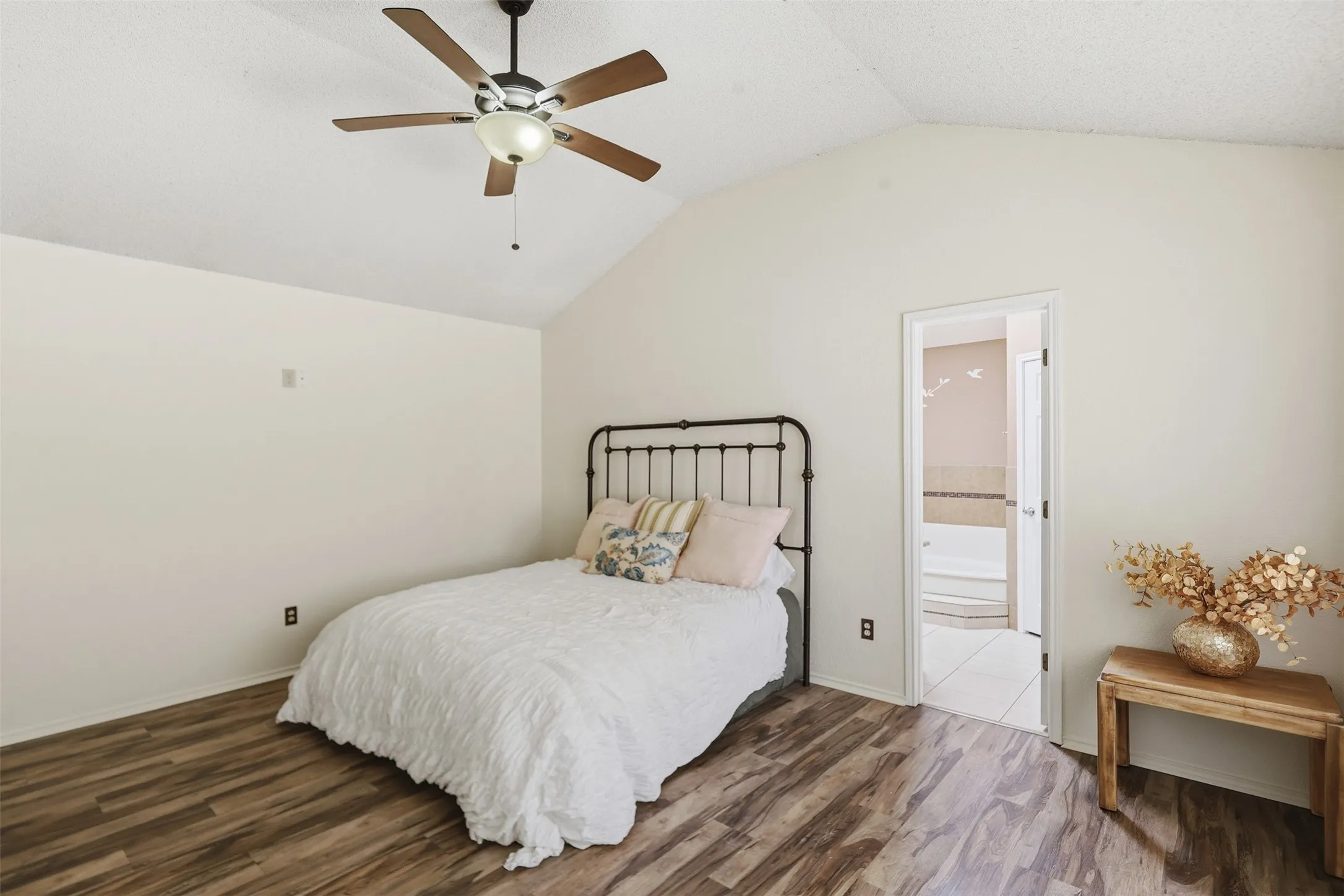 Single Family Residence For Rent in Tarrant County , 7229 Laurelhill Court S, Fort Worth, Texas 76133, 3 Bedroom, 2 Bathroom, 2 Garage spaces, 1,574 Sqft, built in 1989, mls#21419696, Real Estate Agent in Fort Worth, Homes For Rent in Tarrant county, Homes For Rent in Fort Worth, Realtor in Fort Worth Texas, Real Estate Brokerage Independent Realty Texas, Luminita Cordes Realtor