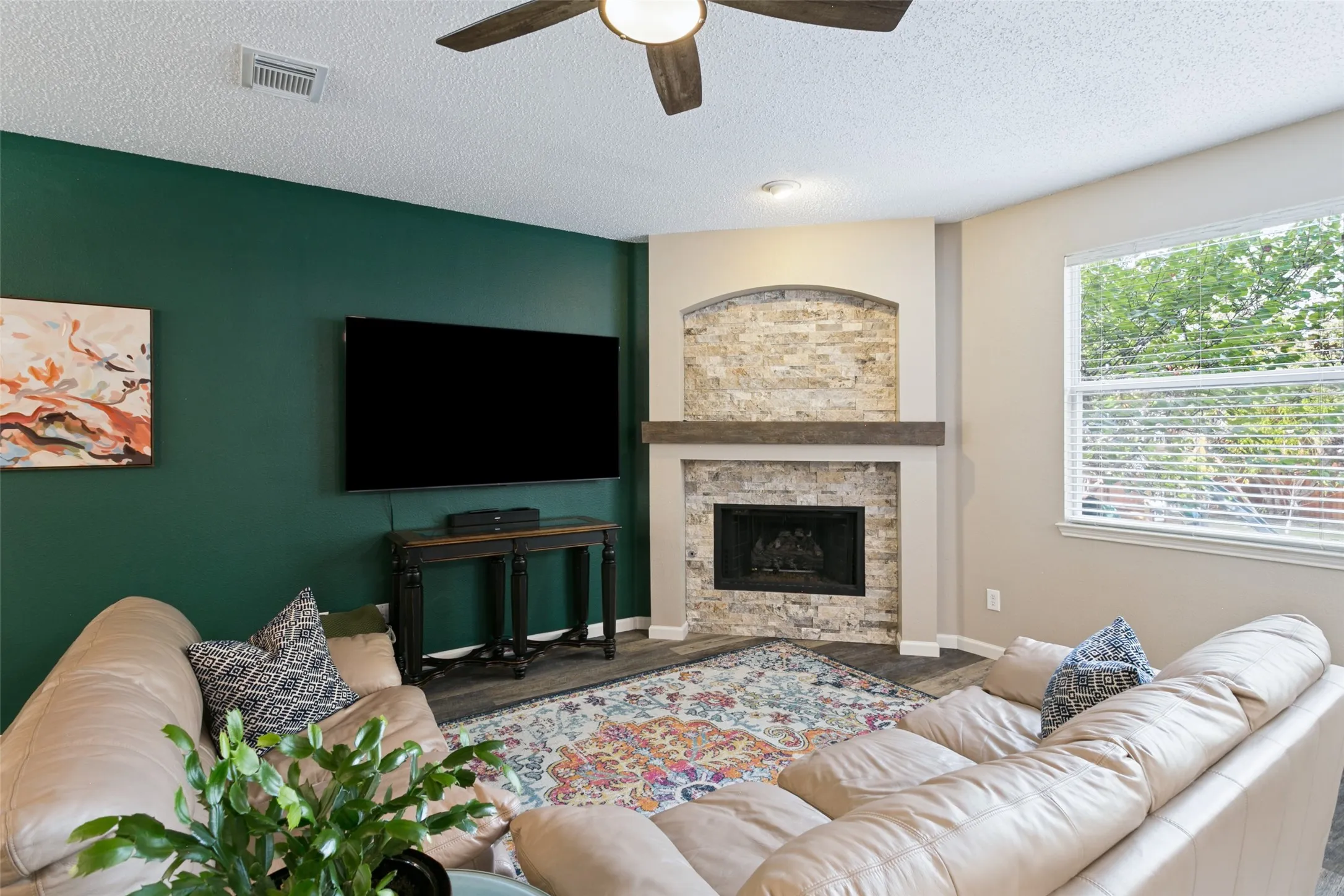 Single Family Residence For Sale in Denton County , 8200 Mirror Rock Lane, Denton, Texas 76210, 4 Bedroom, 3 Bathroom, 2 Garage spaces, 2,297 Sqft, built in 2000, mls#21410373, Real Estate Agent in Denton, Homes For Sale in Denton county, Homes For Sale in Denton, Realtor in Denton Texas, Real Estate Brokerage Independent Realty Texas, Luminita Cordes Realtor