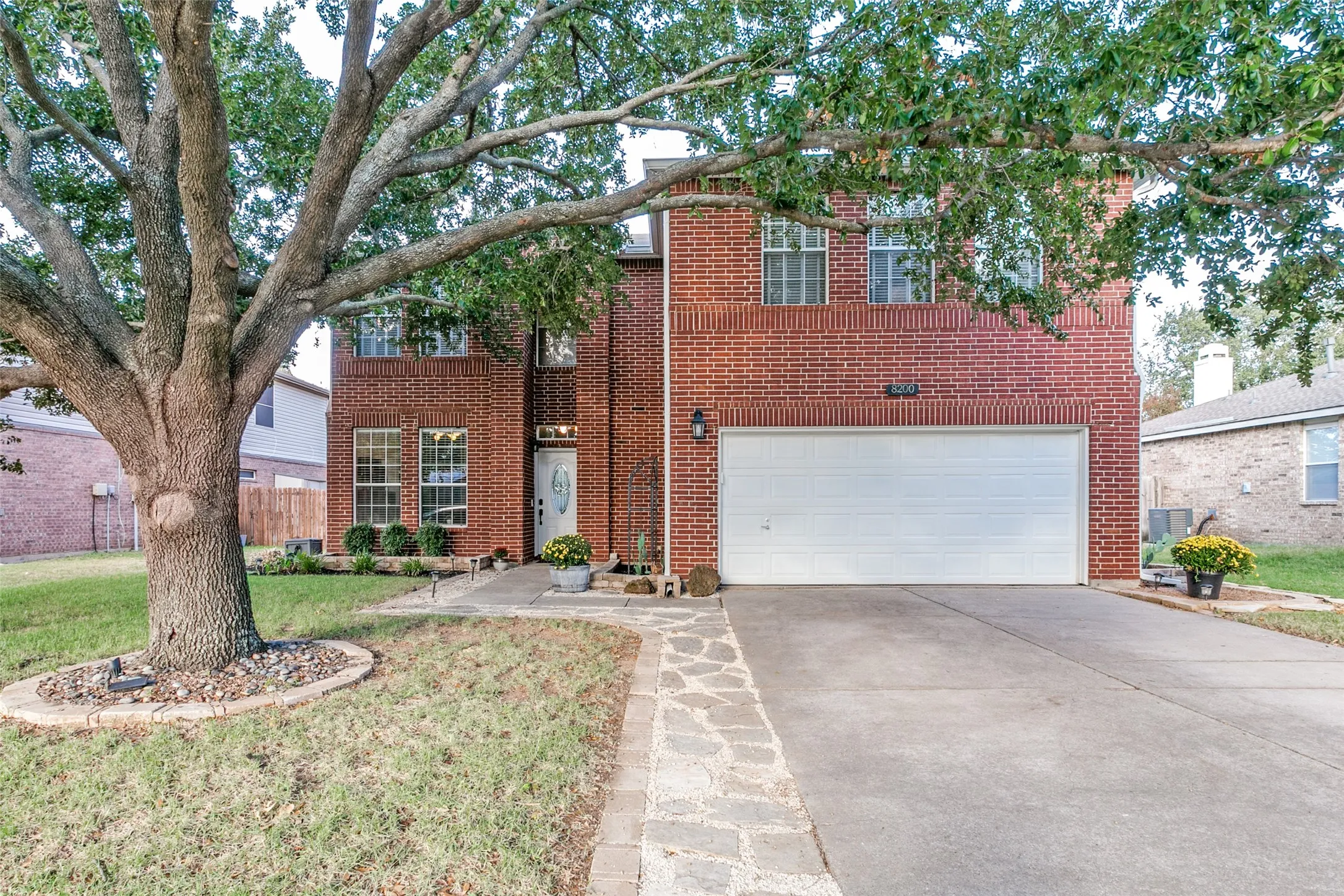 Single Family Residence For Sale in Denton County , 8200 Mirror Rock Lane, Denton, Texas 76210, 4 Bedroom, 3 Bathroom, 2 Garage spaces, 2,297 Sqft, built in 2000, mls#21410373, Real Estate Agent in Denton, Homes For Sale in Denton county, Homes For Sale in Denton, Realtor in Denton Texas, Real Estate Brokerage Independent Realty Texas, Luminita Cordes Realtor