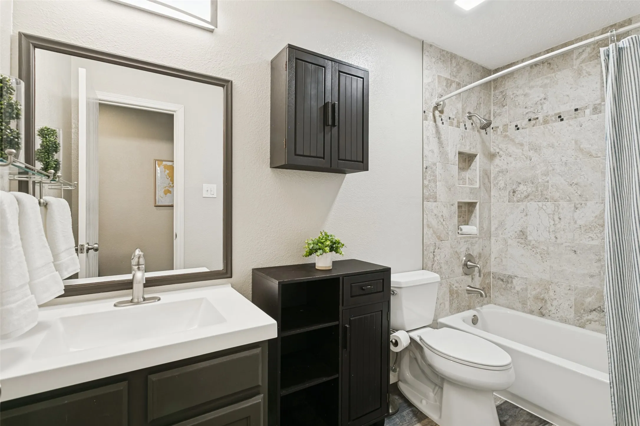 2nd full upstairs bath off game room and 2 bedrooms