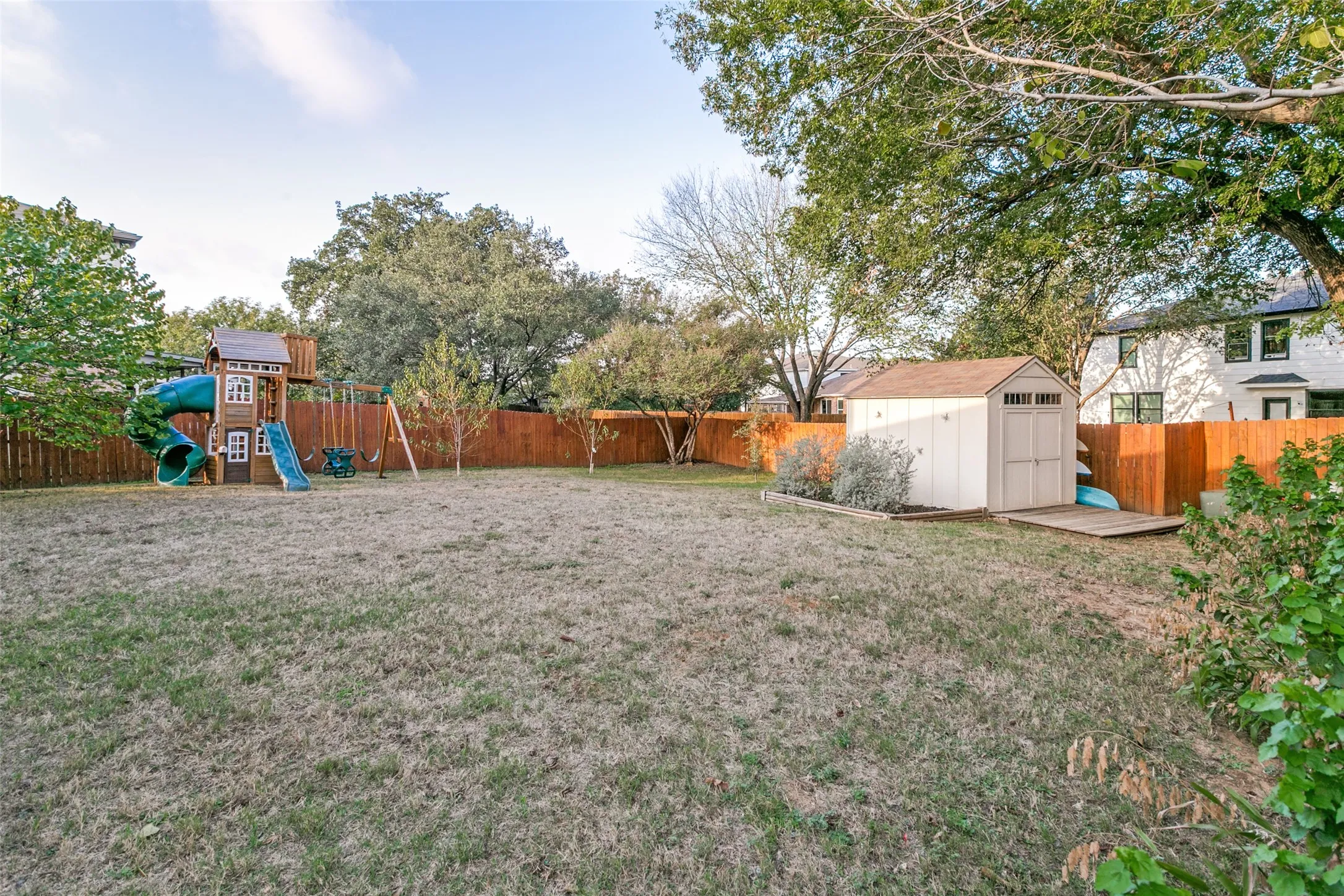 Single Family Residence For Sale in Denton County , 8200 Mirror Rock Lane, Denton, Texas 76210, 4 Bedroom, 3 Bathroom, 2 Garage spaces, 2,297 Sqft, built in 2000, mls#21410373, Real Estate Agent in Denton, Homes For Sale in Denton county, Homes For Sale in Denton, Realtor in Denton Texas, Real Estate Brokerage Independent Realty Texas, Luminita Cordes Realtor