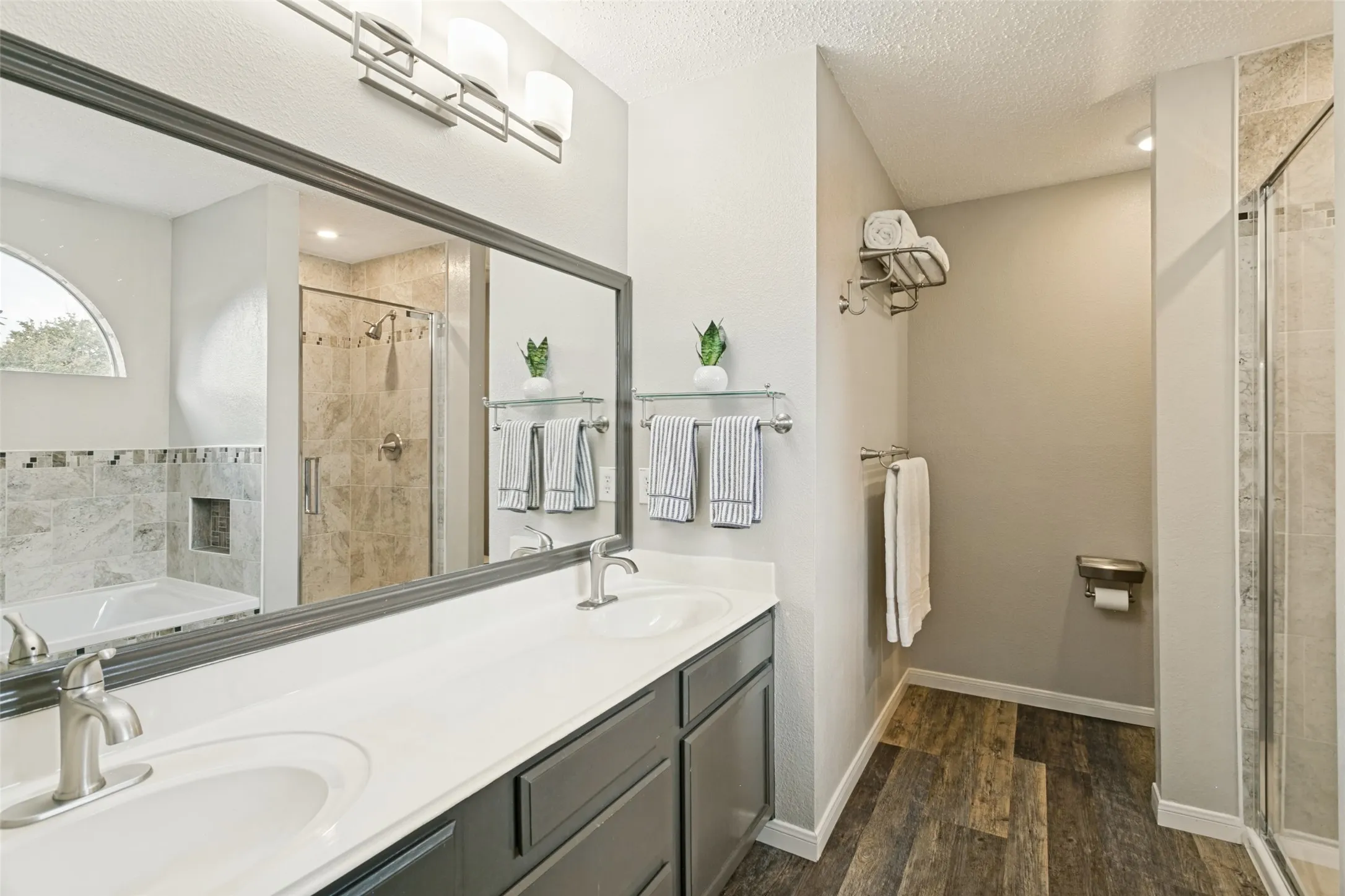 Single Family Residence For Sale in Denton County , 8200 Mirror Rock Lane, Denton, Texas 76210, 4 Bedroom, 3 Bathroom, 2 Garage spaces, 2,297 Sqft, built in 2000, mls#21410373, Real Estate Agent in Denton, Homes For Sale in Denton county, Homes For Sale in Denton, Realtor in Denton Texas, Real Estate Brokerage Independent Realty Texas, Luminita Cordes Realtor