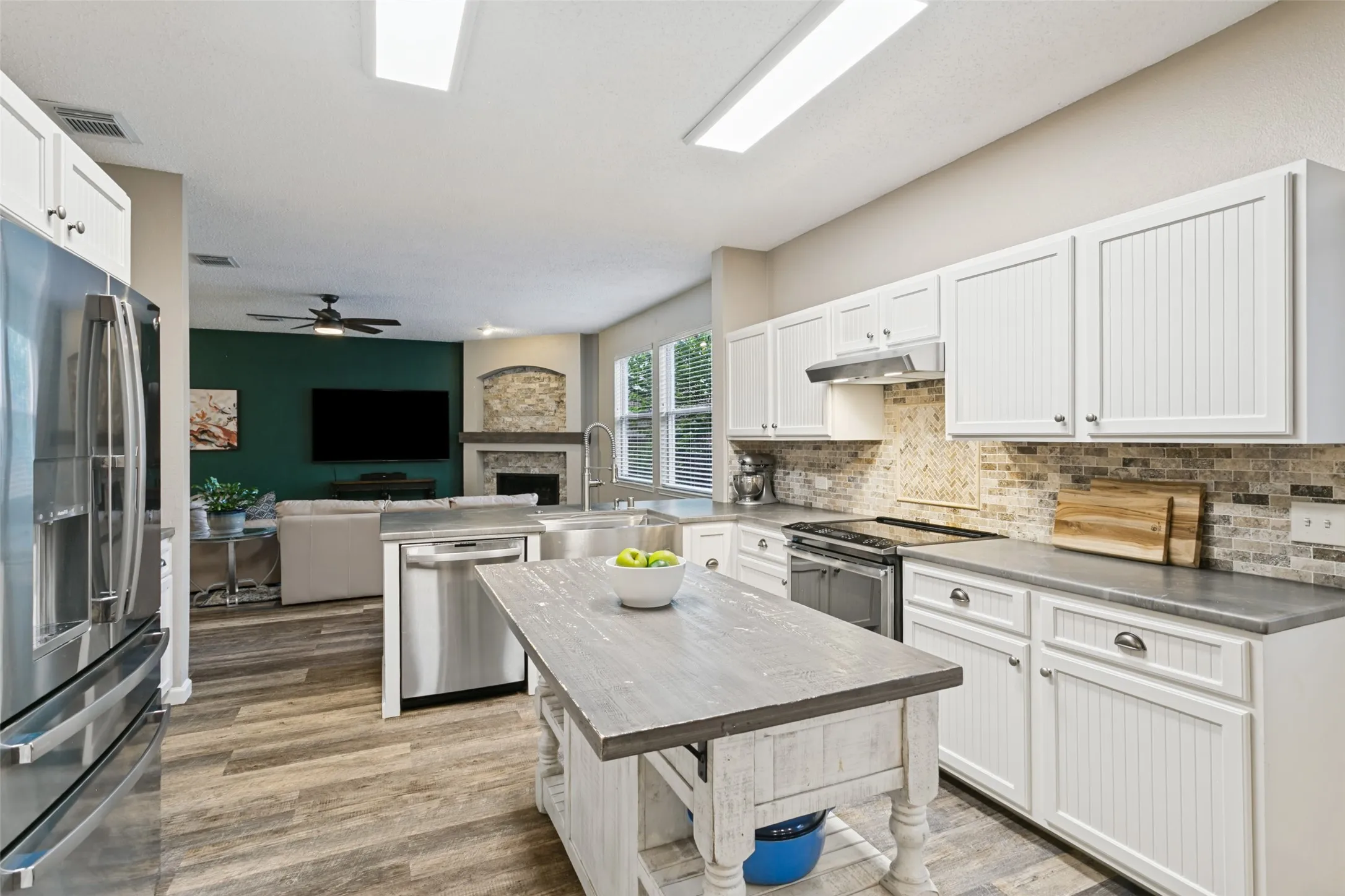 Single Family Residence For Sale in Denton County , 8200 Mirror Rock Lane, Denton, Texas 76210, 4 Bedroom, 3 Bathroom, 2 Garage spaces, 2,297 Sqft, built in 2000, mls#21410373, Real Estate Agent in Denton, Homes For Sale in Denton county, Homes For Sale in Denton, Realtor in Denton Texas, Real Estate Brokerage Independent Realty Texas, Luminita Cordes Realtor