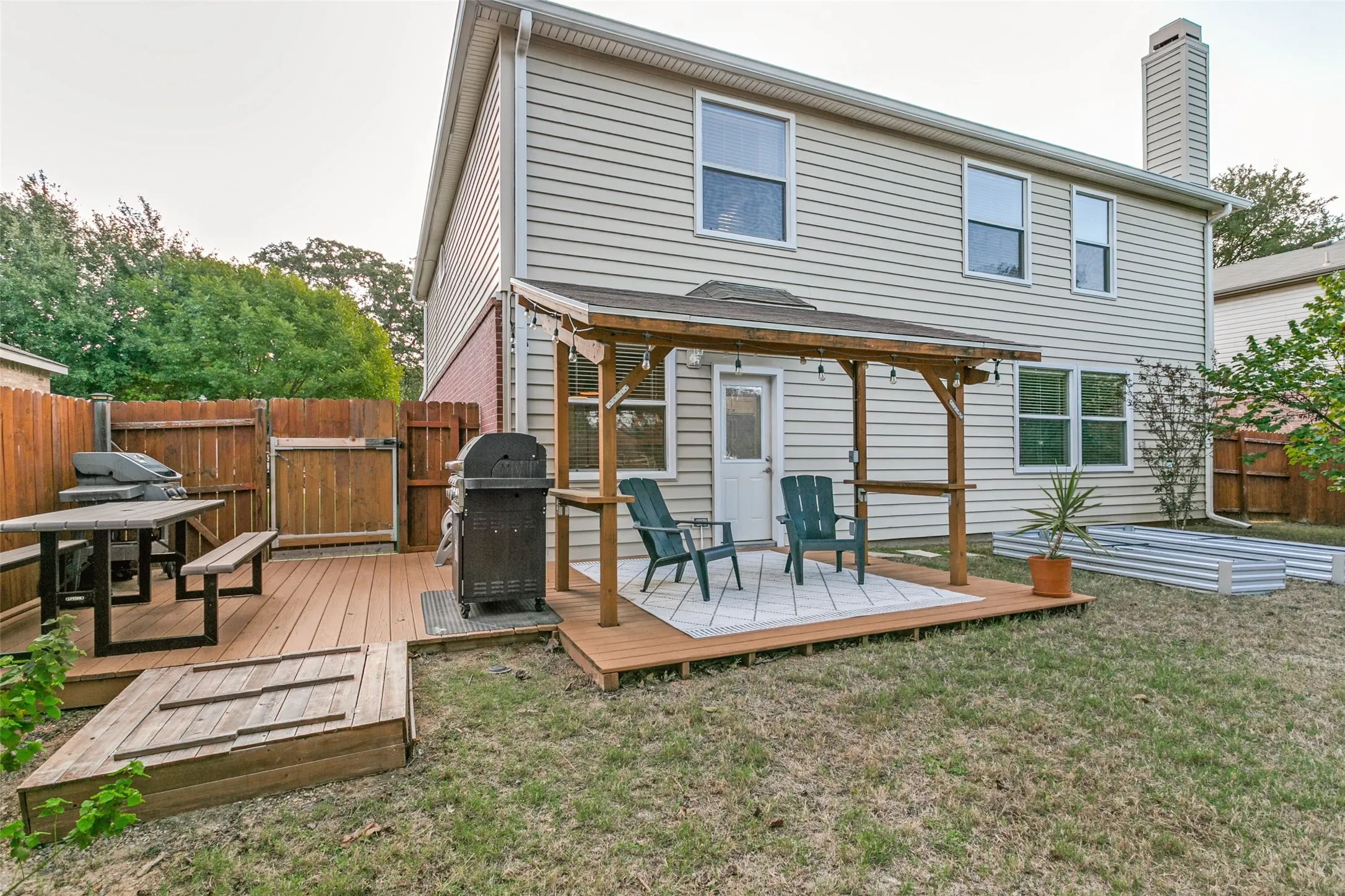 Single Family Residence For Sale in Denton County , 8200 Mirror Rock Lane, Denton, Texas 76210, 4 Bedroom, 3 Bathroom, 2 Garage spaces, 2,297 Sqft, built in 2000, mls#21410373, Real Estate Agent in Denton, Homes For Sale in Denton county, Homes For Sale in Denton, Realtor in Denton Texas, Real Estate Brokerage Independent Realty Texas, Luminita Cordes Realtor