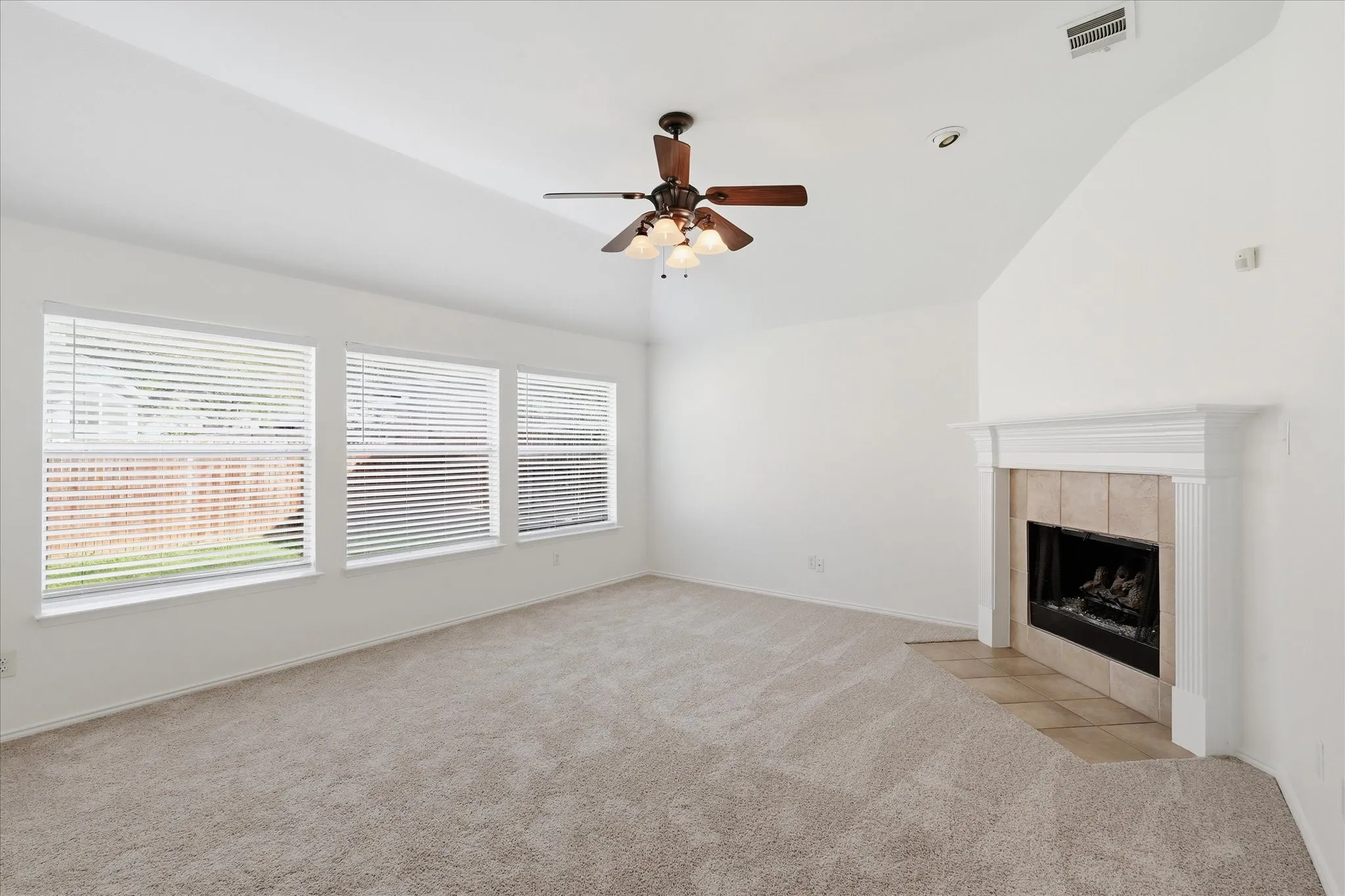 Single Family Residence For Rent in Denton County , 3517 Villanova Drive, Denton, Texas 76210, 4 Bedroom, 2 Bathroom, 2 Garage spaces, 2,017 Sqft, built in 2000, mls#21419610, Real Estate Agent in Denton, Homes For Rent in Denton county, Homes For Rent in Denton, Realtor in Denton Texas, Real Estate Brokerage Independent Realty Texas, Luminita Cordes Realtor