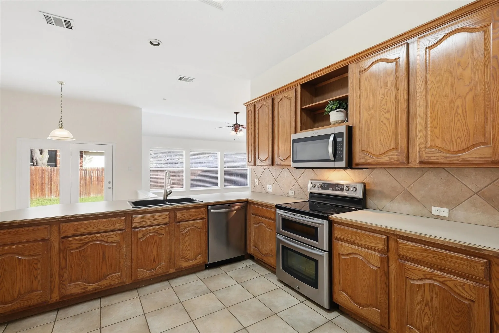 Single Family Residence For Rent in Denton County , 3517 Villanova Drive, Denton, Texas 76210, 4 Bedroom, 2 Bathroom, 2 Garage spaces, 2,017 Sqft, built in 2000, mls#21419610, Real Estate Agent in Denton, Homes For Rent in Denton county, Homes For Rent in Denton, Realtor in Denton Texas, Real Estate Brokerage Independent Realty Texas, Luminita Cordes Realtor